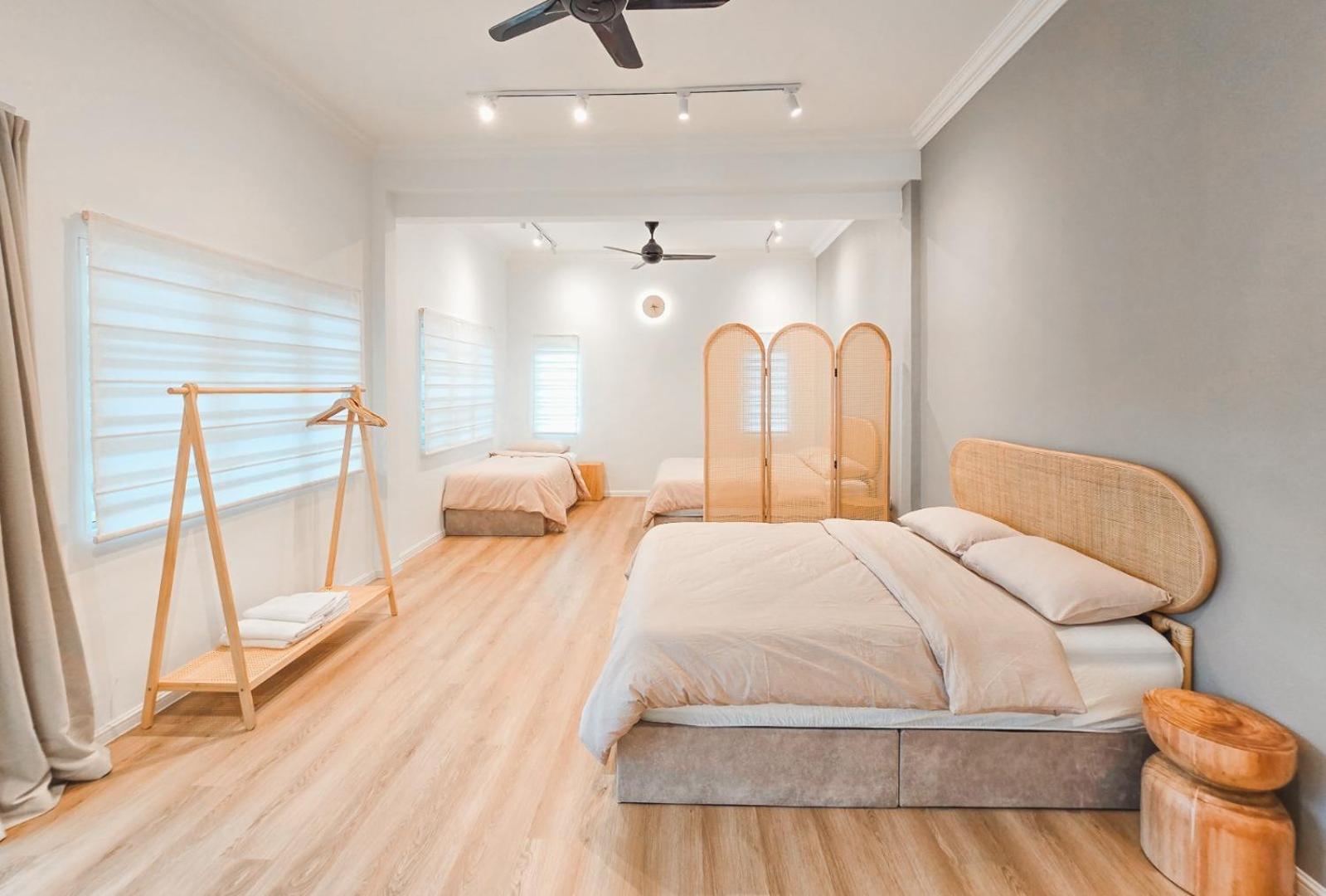 Spacious Corner Landed House Golden Hills Night Market photo 1