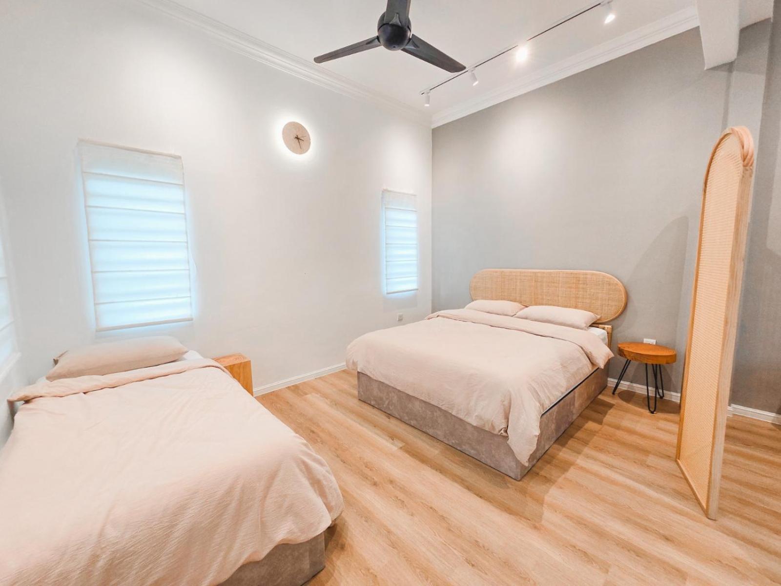 Spacious Corner Landed House Golden Hills Night Market photo 8