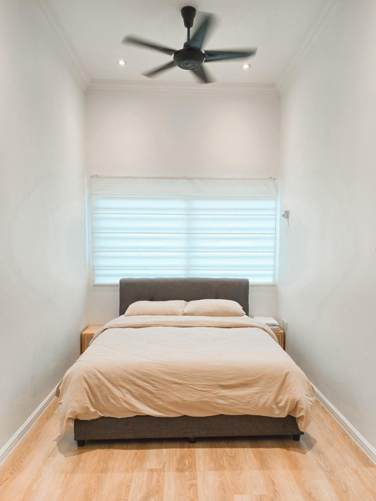 Spacious Corner Landed House Golden Hills Night Market photo 6