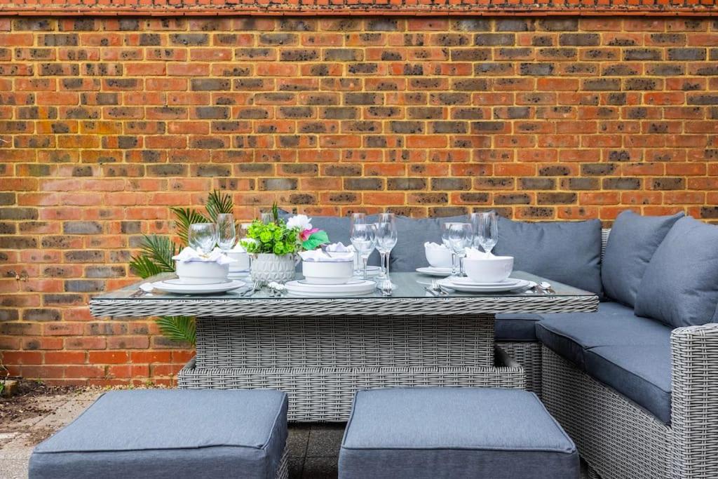 Contractors , Leisure Stays, Sleeps 12 with Pool Table , Air Hockey, PS4 & Games Room By AV Stays view 3