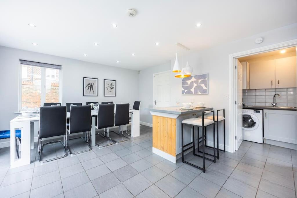 Contractors , Leisure Stays, Sleeps 12 with Pool Table , Air Hockey, PS4 & Games Room By AV Stays view 4