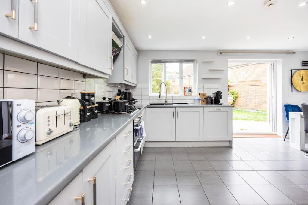 Contractors , Leisure Stays, Sleeps 12 with Pool Table , Air Hockey, PS4 & Games Room By AV Stays view 5