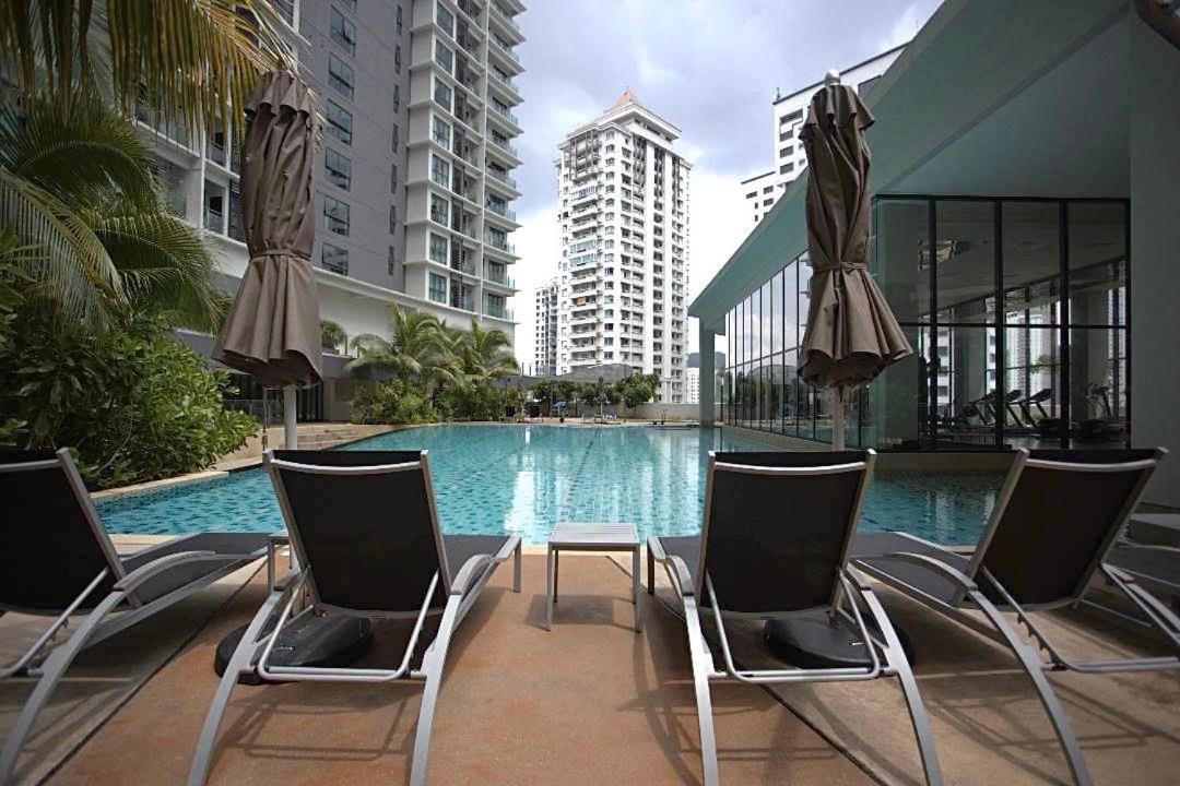 Elegant 1BR in OOAK Suites, Mont Kiara KL - Walk to Malls & Dining