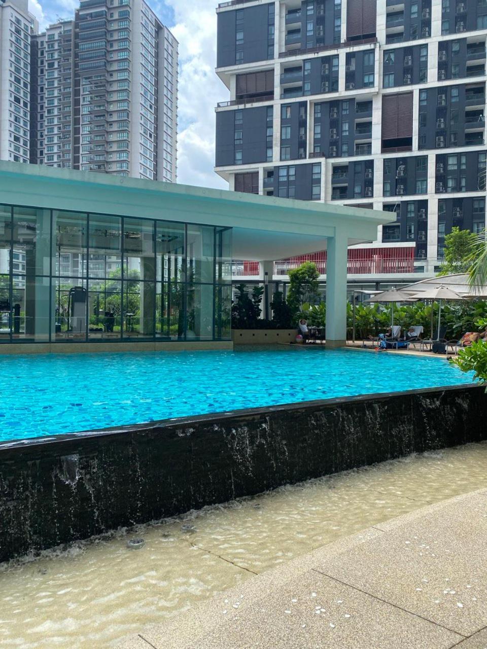 Elegant 1BR in OOAK Suites, Mont Kiara KL - Walk to Malls & Dining