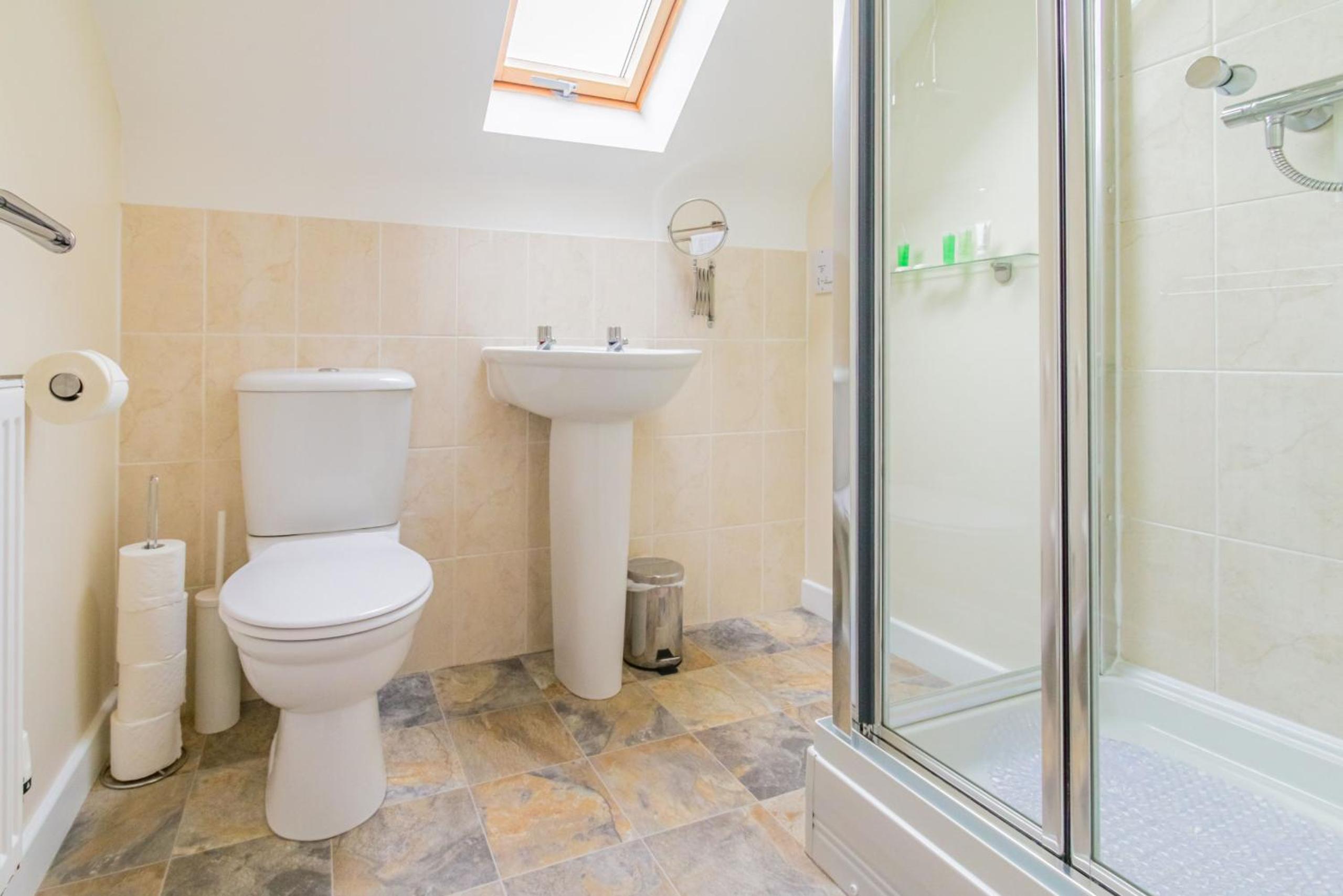 3 Bedroom Contractor House By Your Lettings Short Lets & Serviced Accommodation Peterborough With Free WiFi and Parking view 5