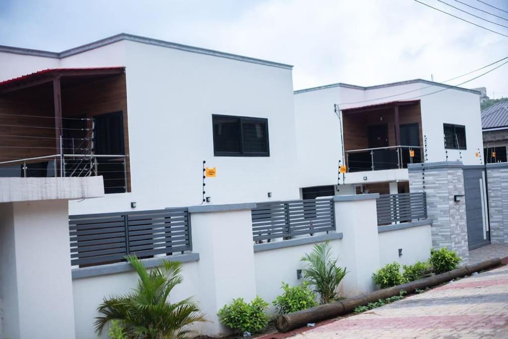Entire 4 bedroom condo in Accra Pacific Apartments view 3