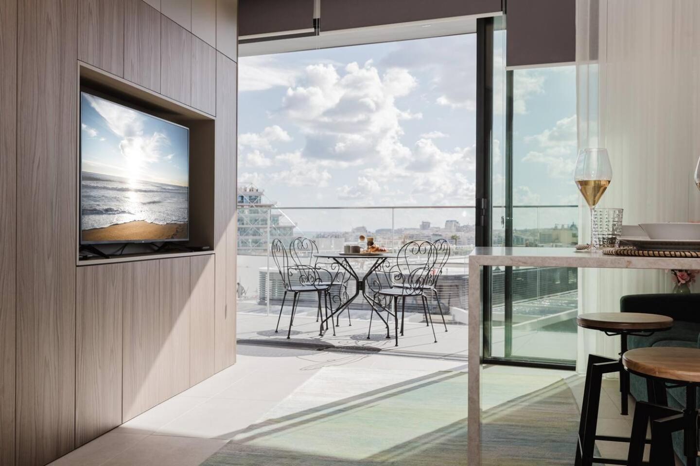 Elite Mercury Towers 1BED by Homely photo 5