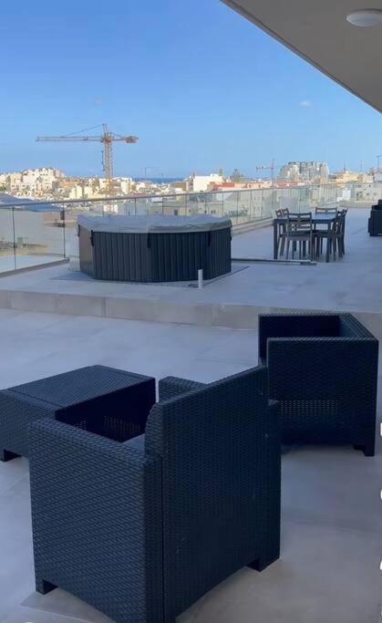 Skyline Soak, Views & Jacuzzi — St Julian's