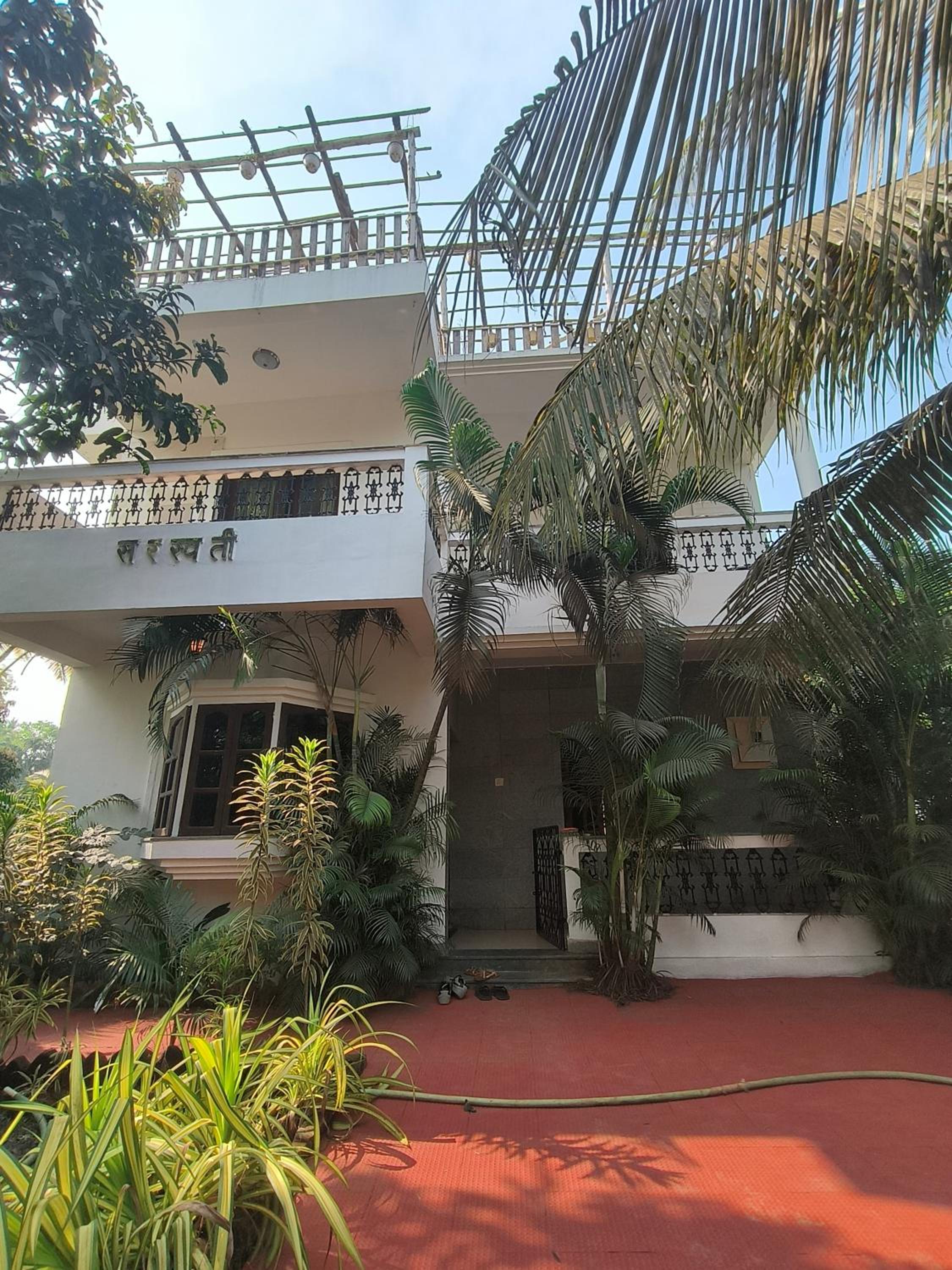 Standalone 4 Bedroom House, Bora-Bora Beach 15 min walk view 3