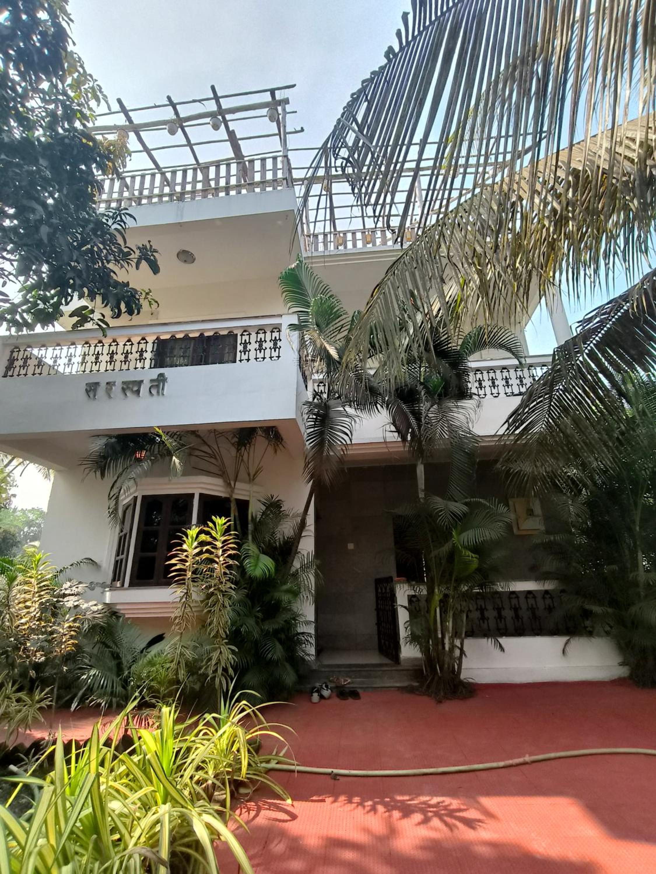 Standalone 4 Bedroom House, Bora-Bora Beach 15 min walk view 2