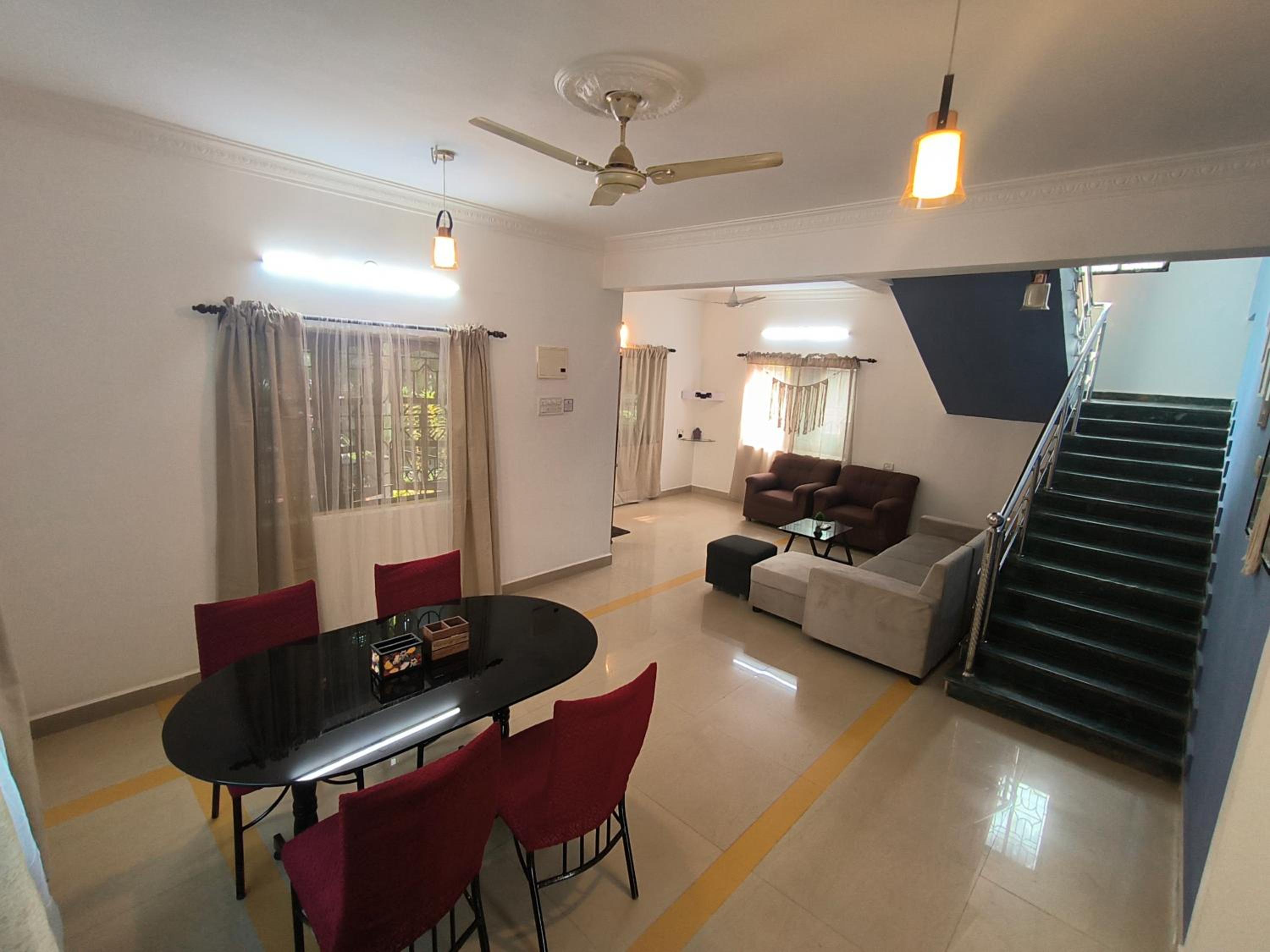 Standalone 4 Bedroom House, Bora-Bora Beach 15 min walk view 4