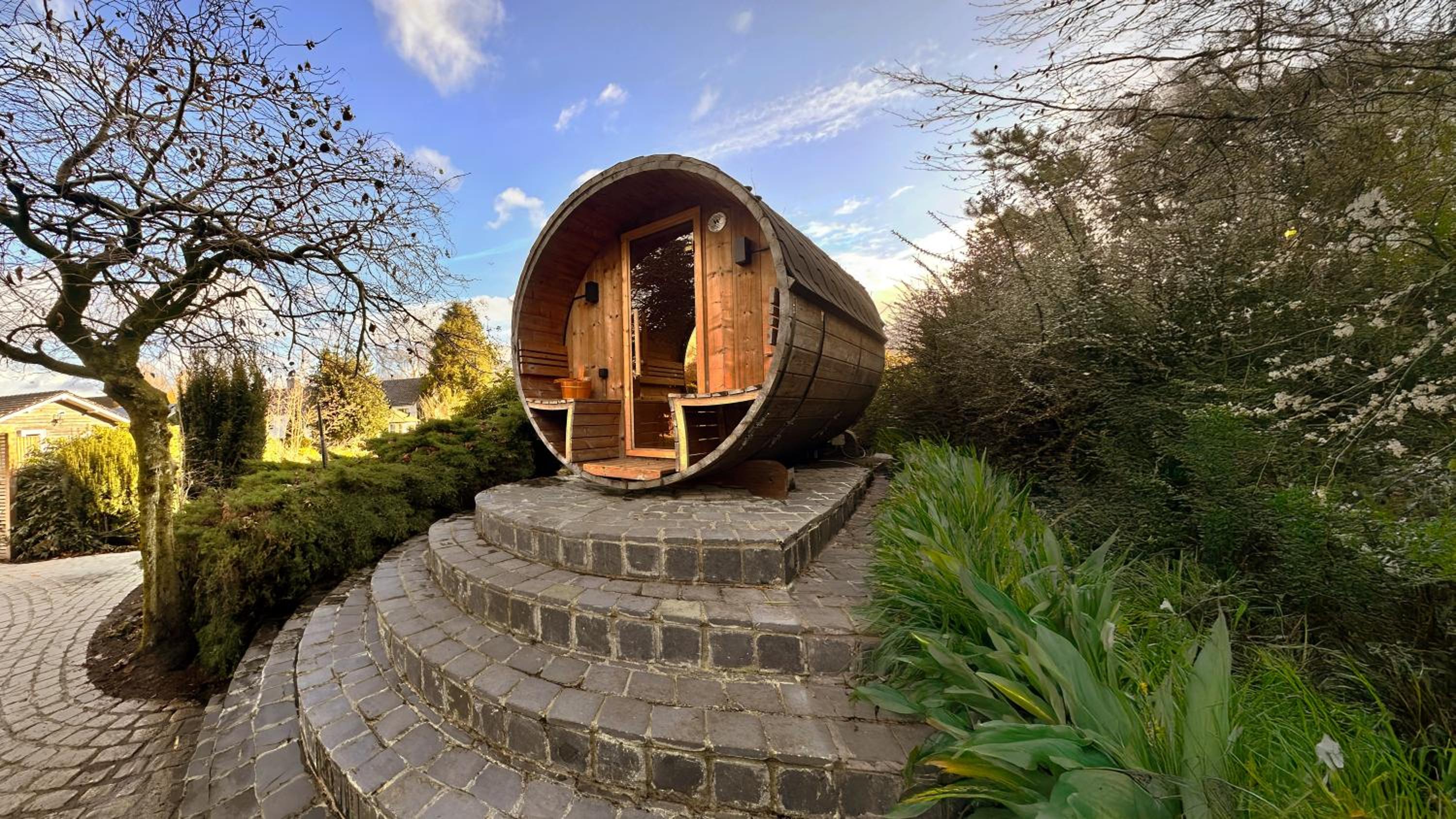 Wellness Tuin Horst Noord Limburg - Suite met Indoor Jacuzzi en Openhaard en privé Sauna - in Romantische stijl - Gratis Fles Prosecco & Leuke Partner conn