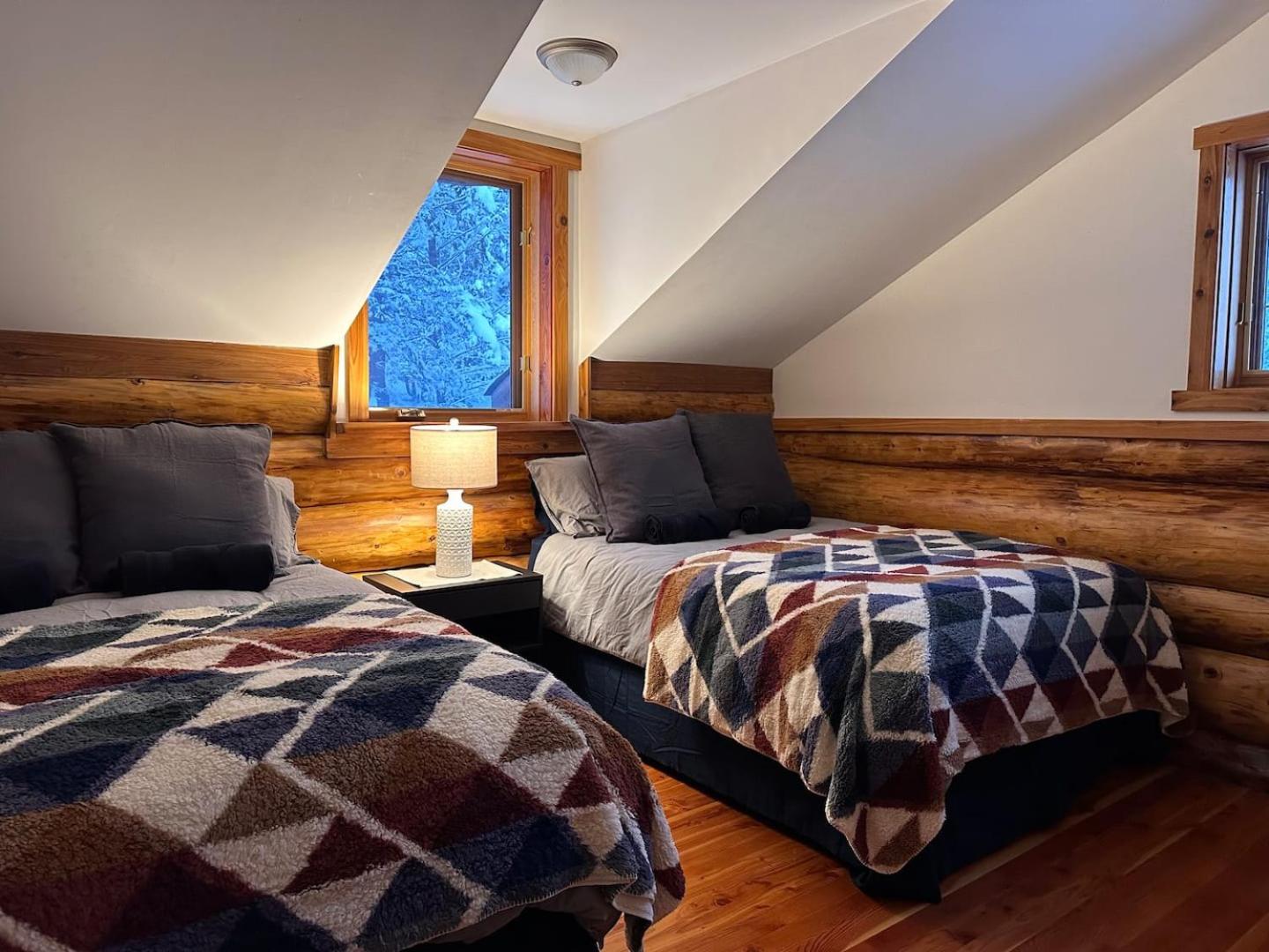 Ryders Lodge, Log Home in Edgewater, BC
