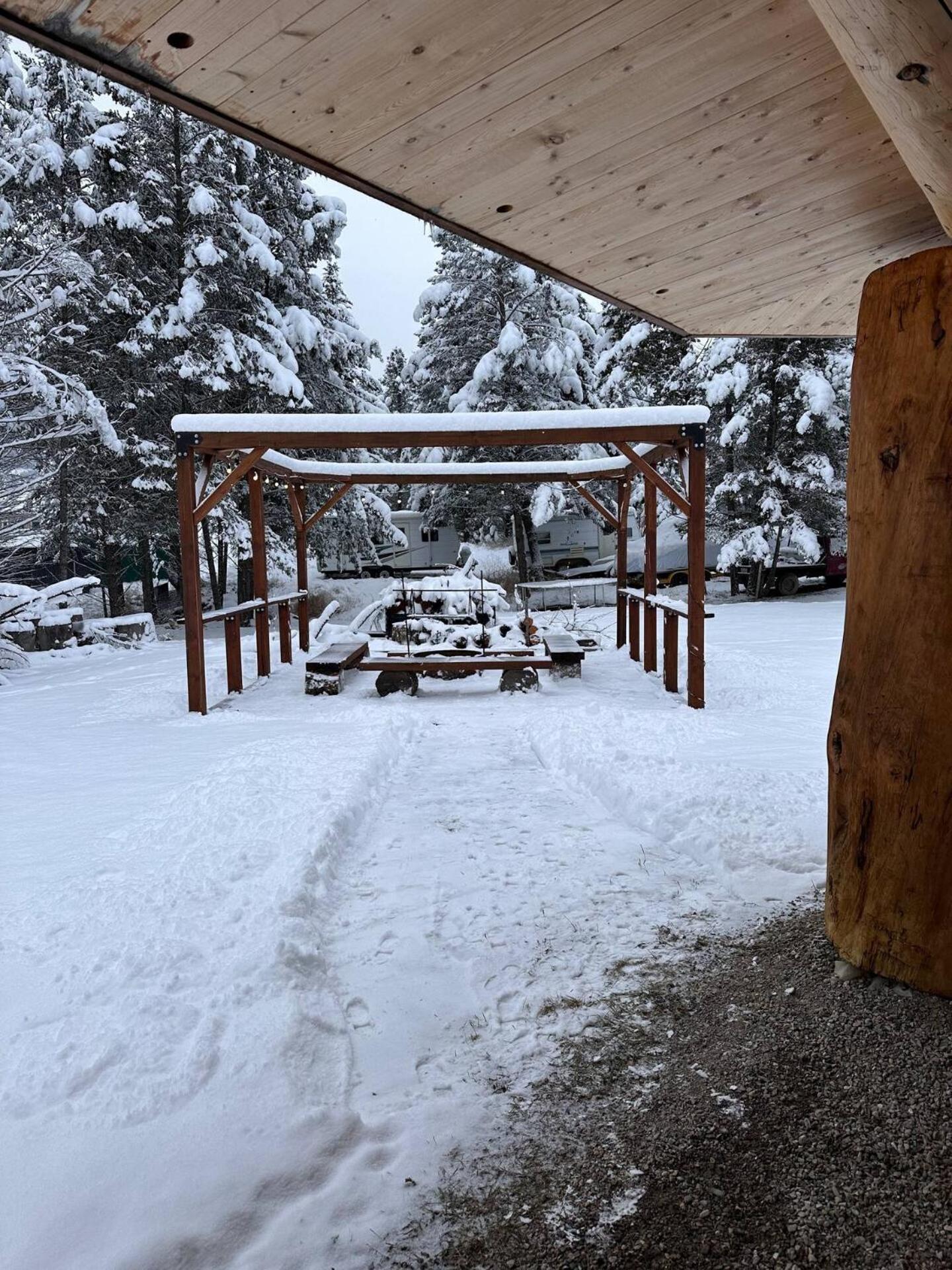 Ryders Lodge, Log Home in Edgewater, BC