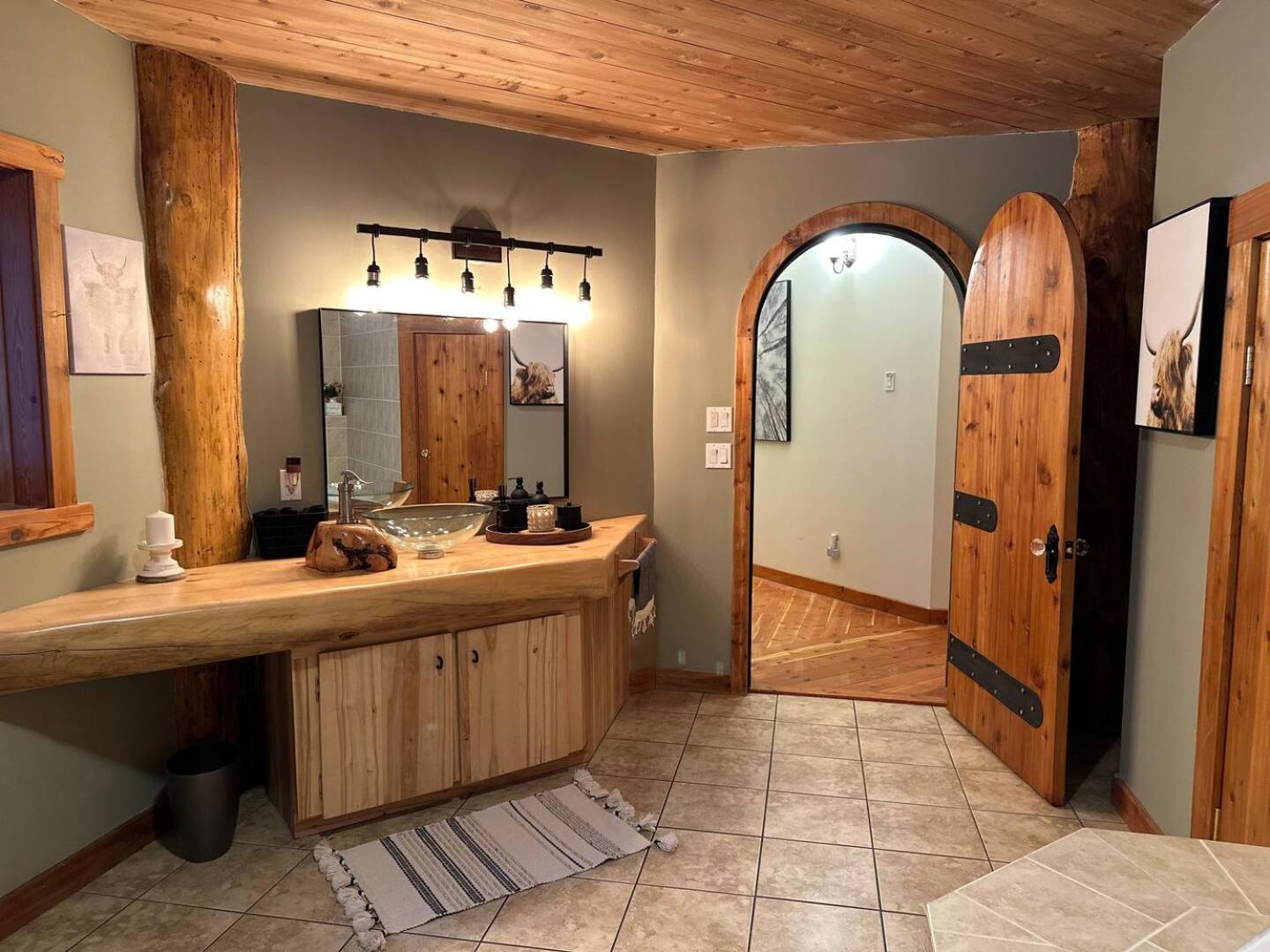 Ryders Lodge, Log Home in Edgewater, BC