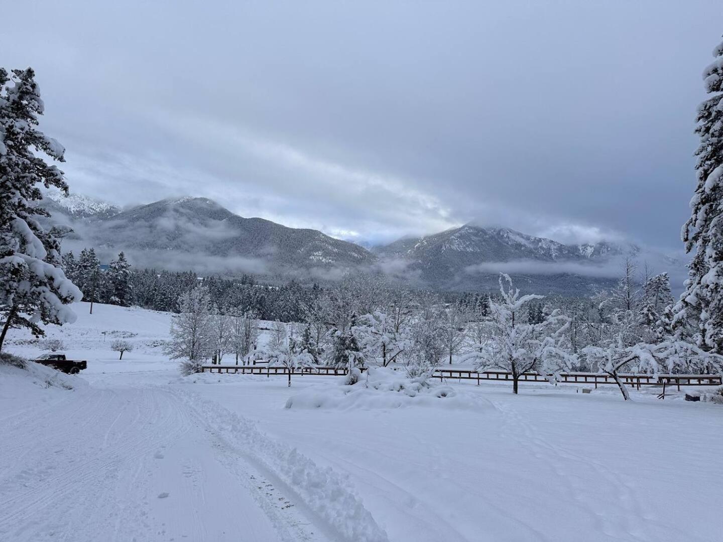 Ryders Lodge, Log Home in Edgewater, BC
