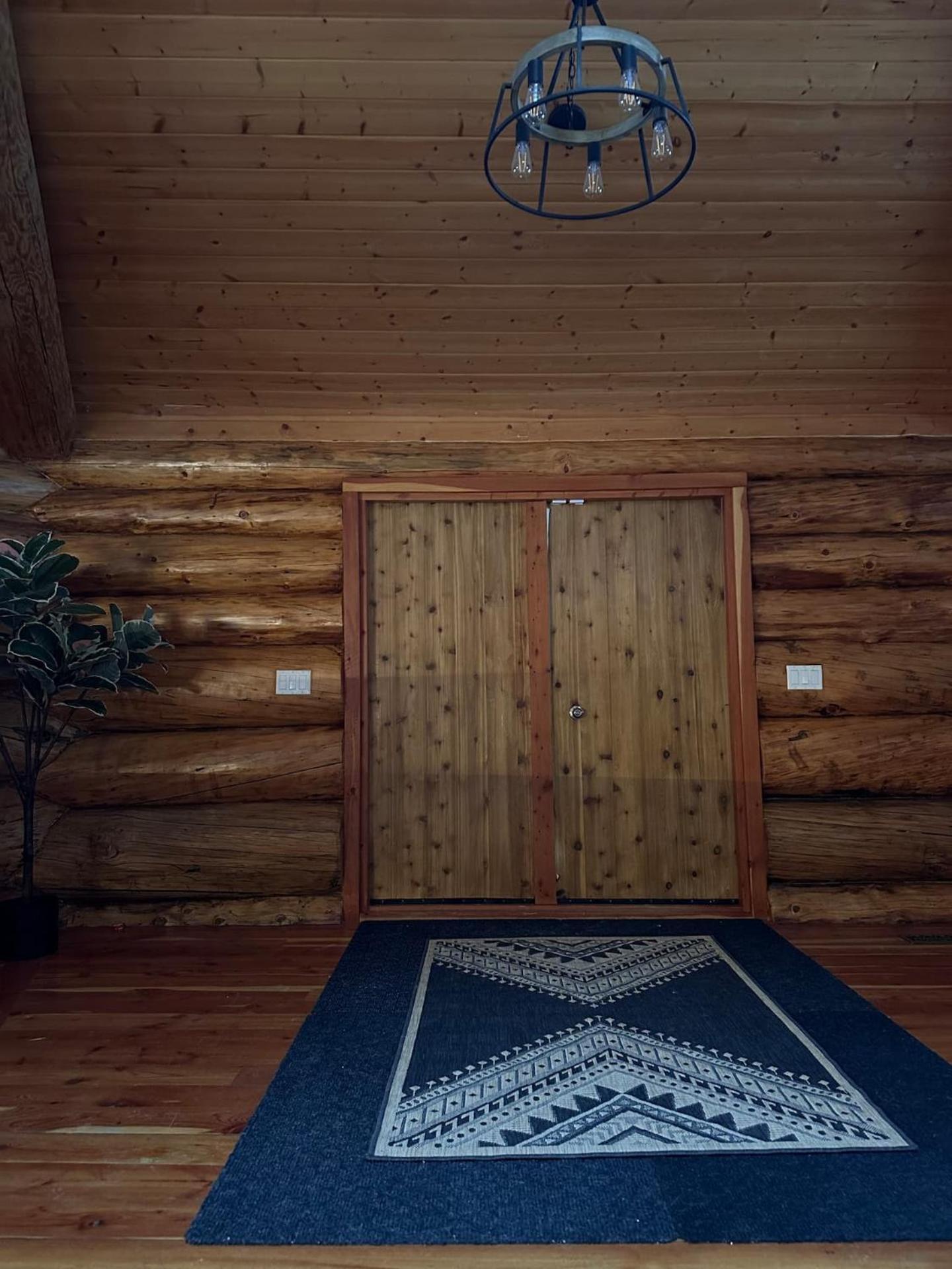 Ryders Lodge, Log Home in Edgewater, BC