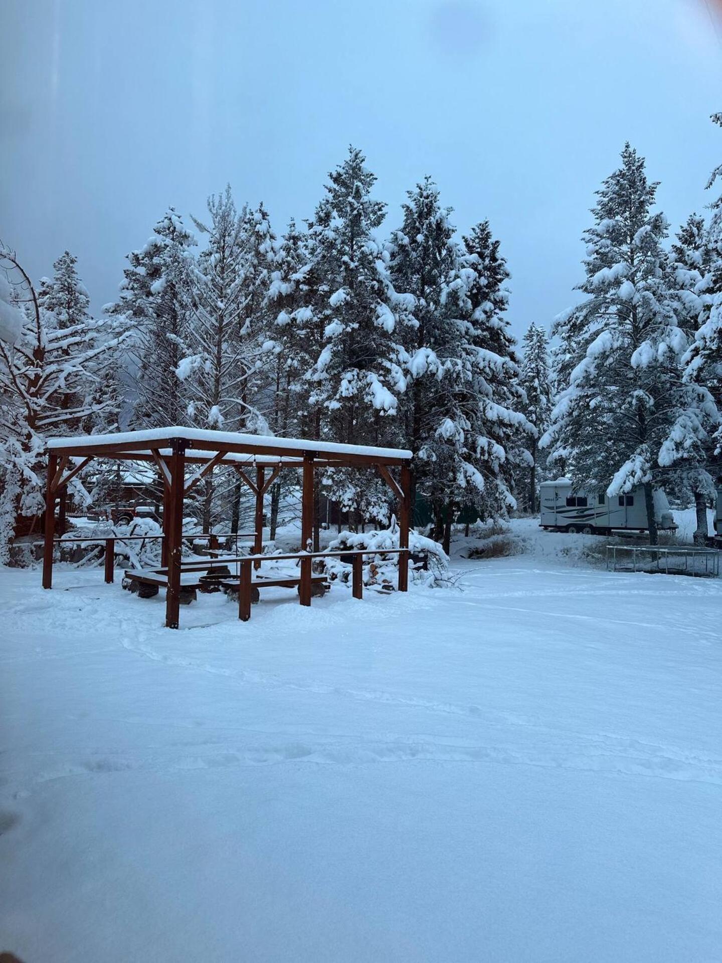 Ryders Lodge, Log Home in Edgewater, BC