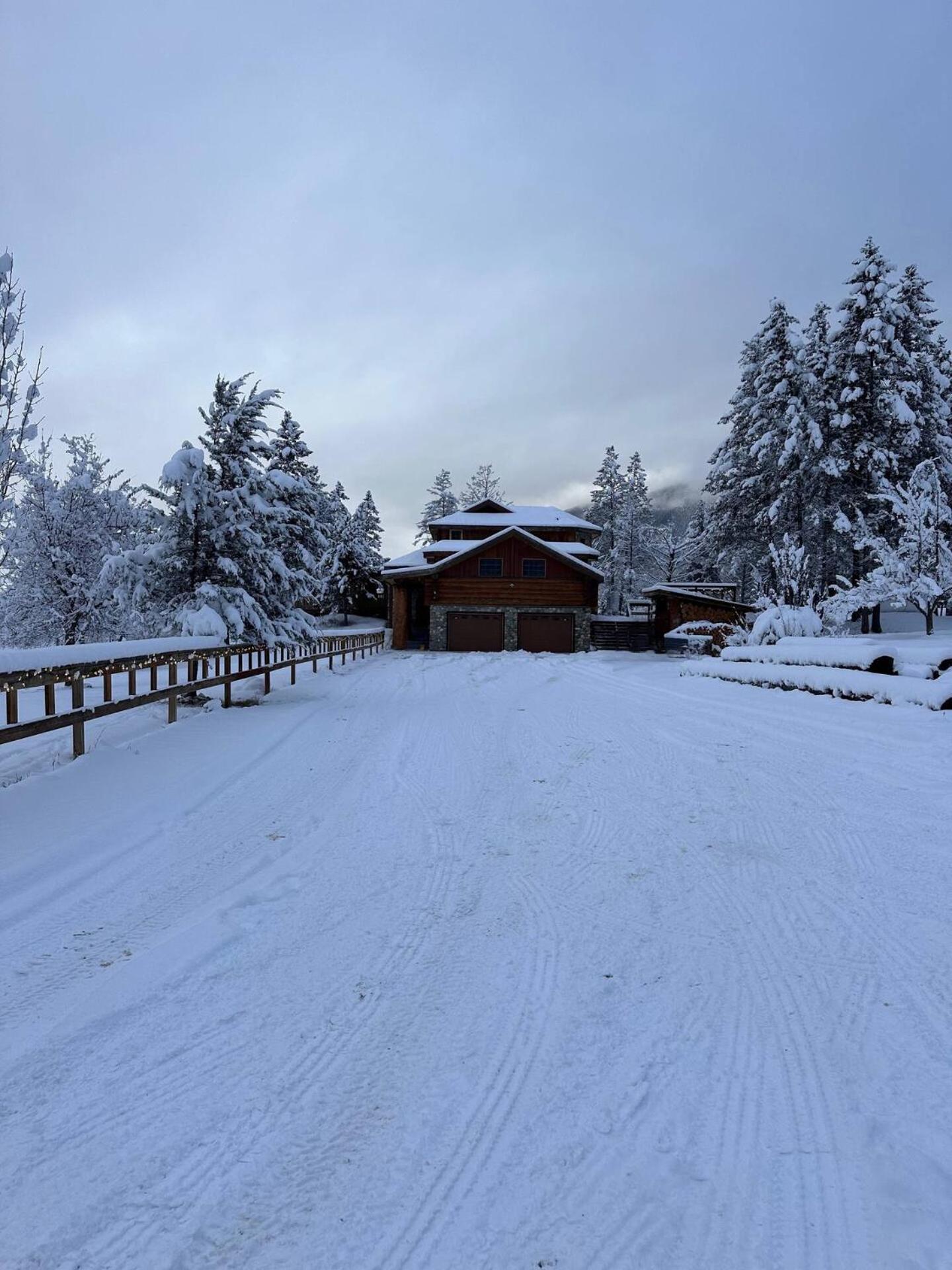 Ryders Lodge, Log Home in Edgewater, BC