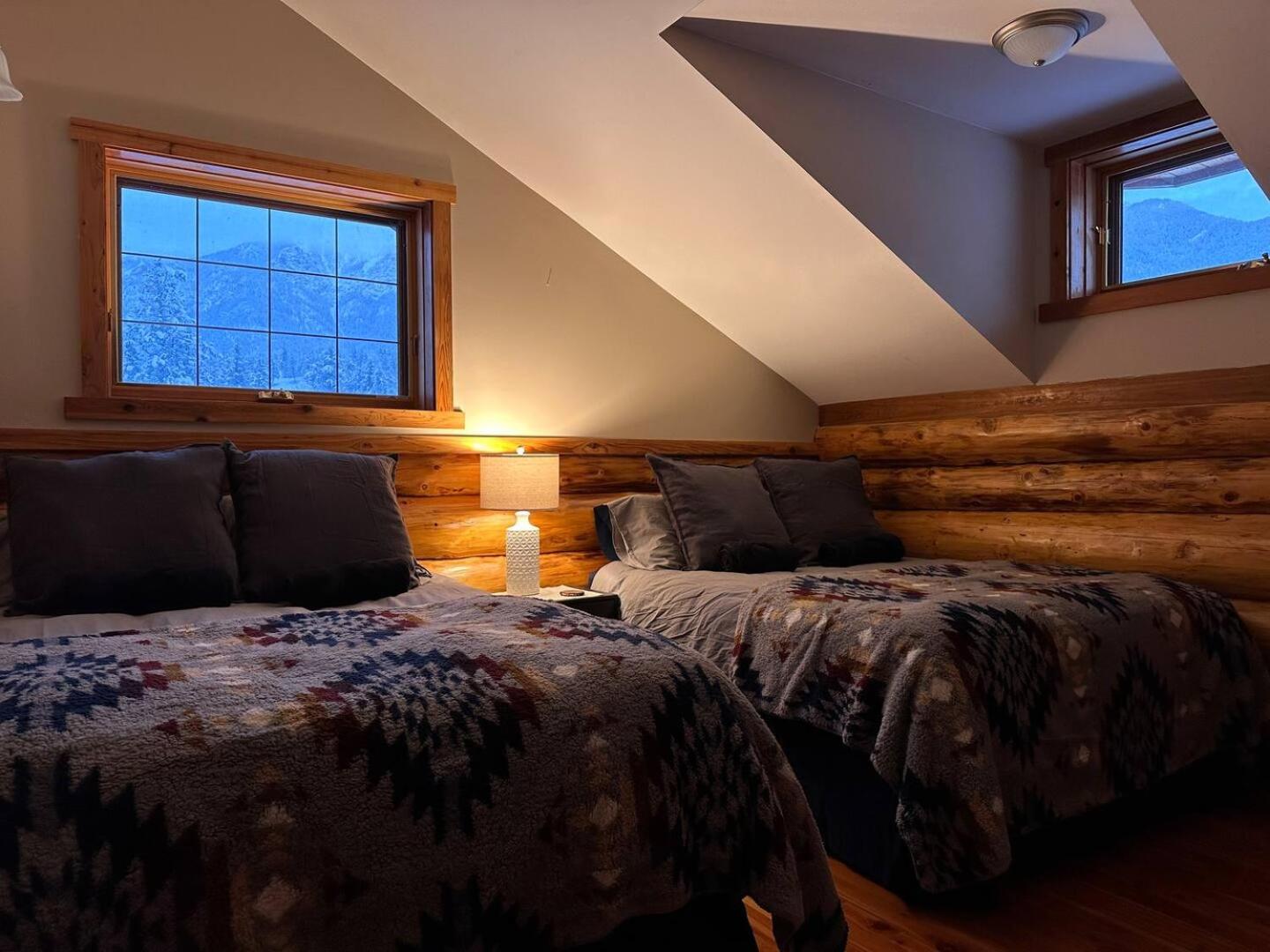 Ryders Lodge, Log Home in Edgewater, BC