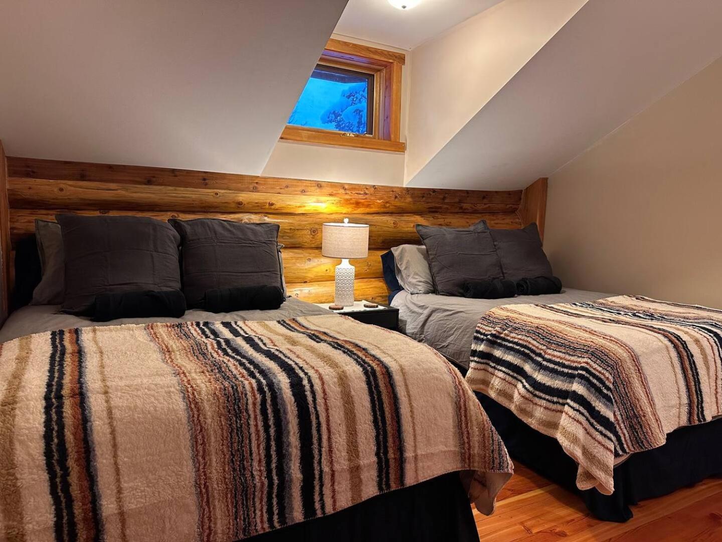 Ryders Lodge, Log Home in Edgewater, BC