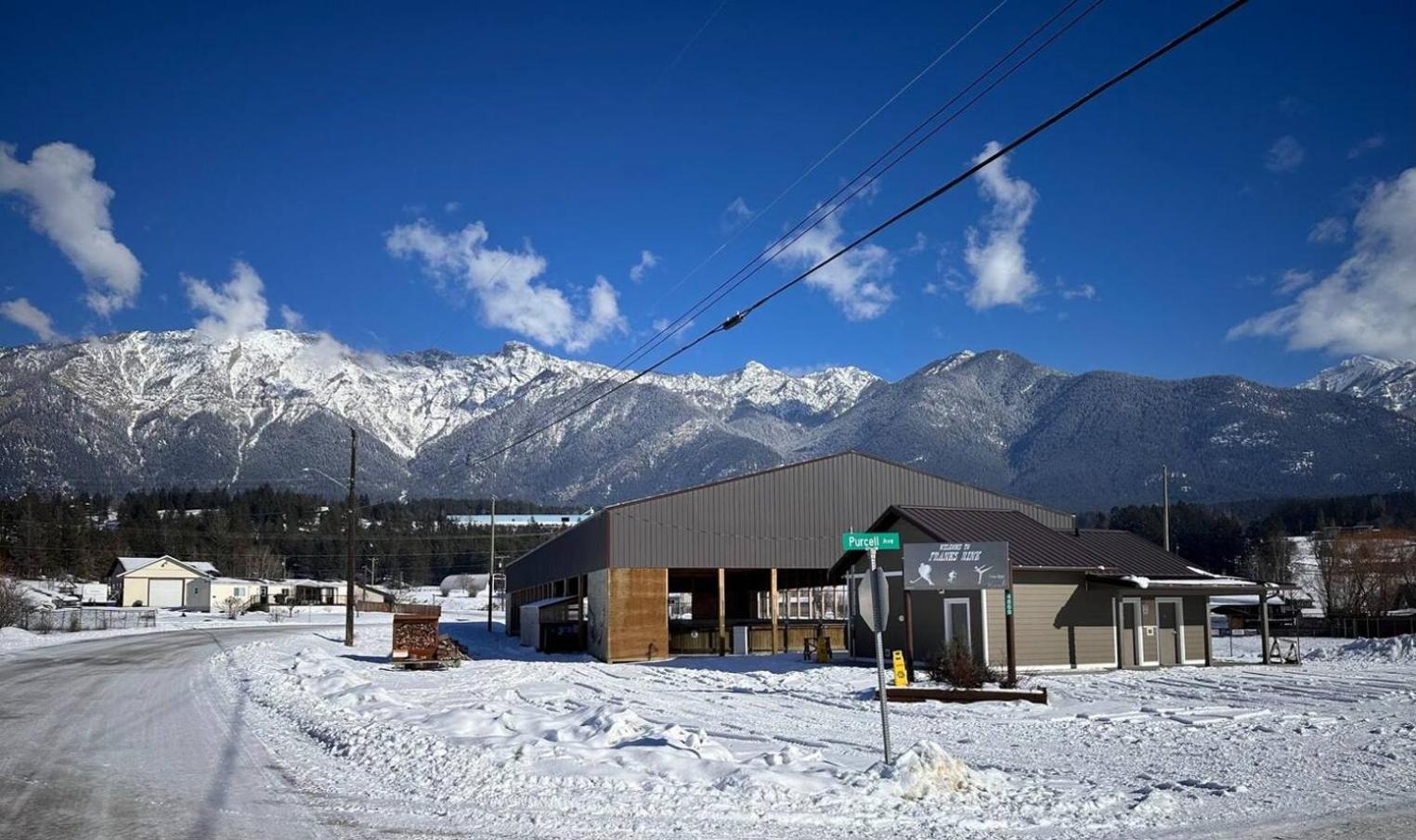 Ryders Lodge, Log Home in Edgewater, BC