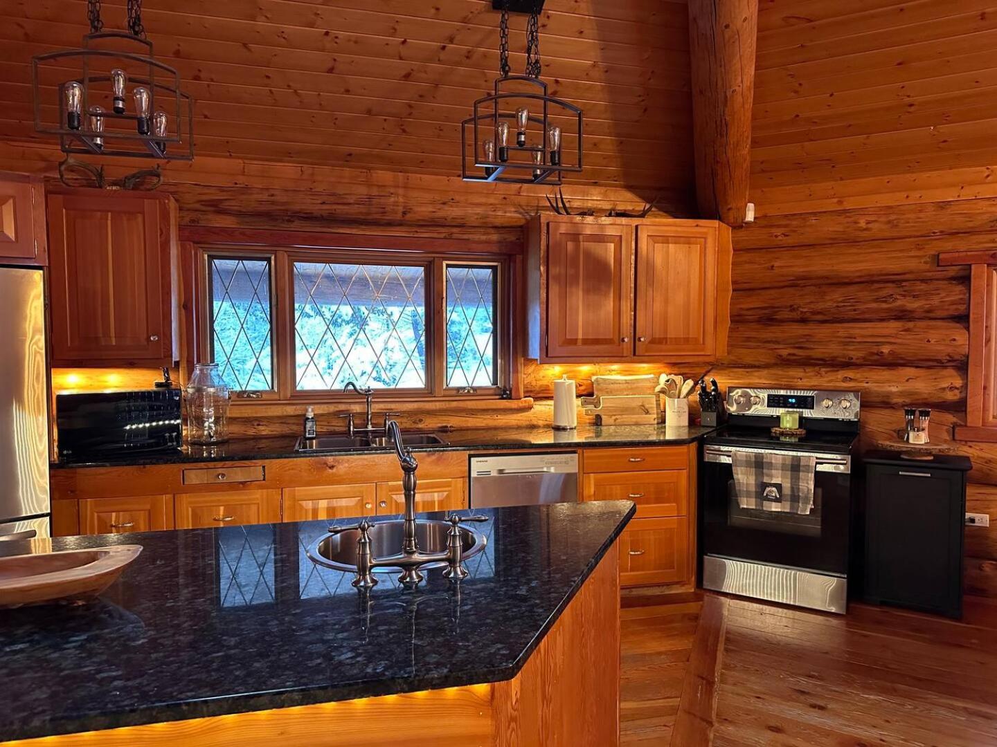 Ryders Lodge, Log Home in Edgewater, BC