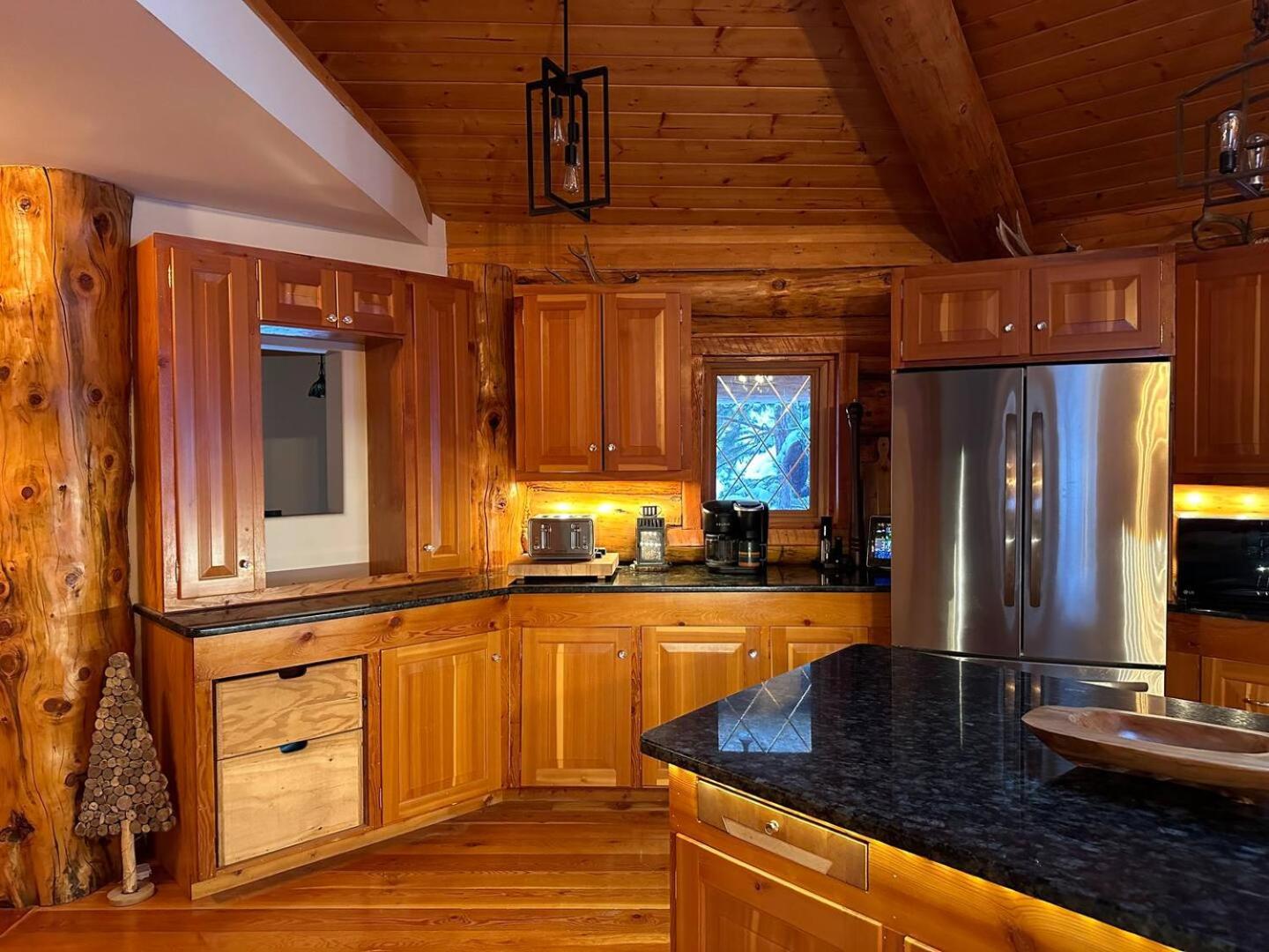 Ryders Lodge, Log Home in Edgewater, BC