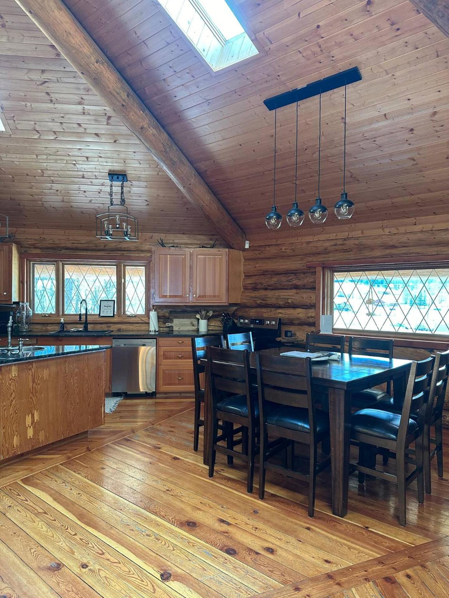 Ryders Lodge, Log Home in Edgewater, BC