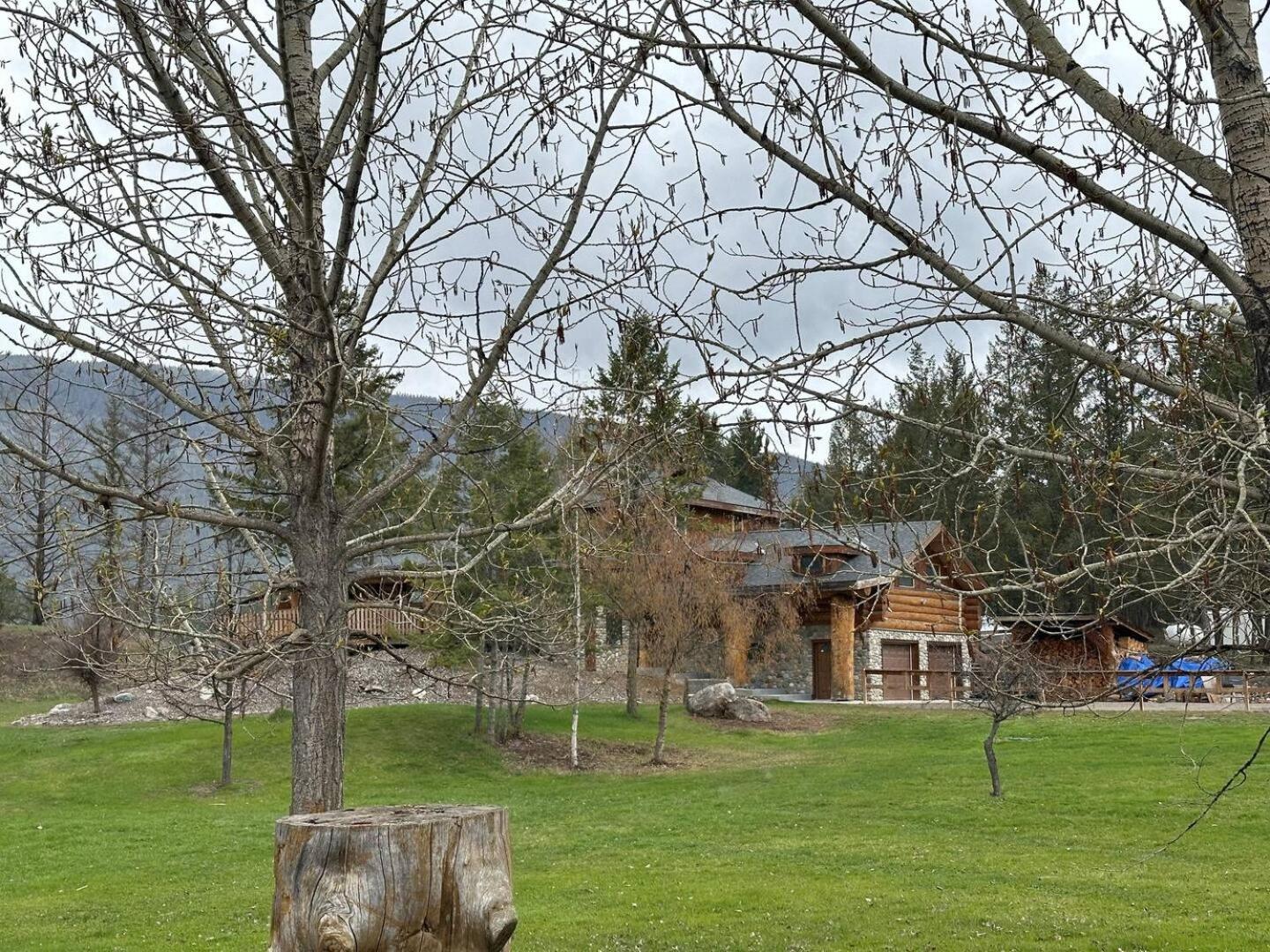 Ryders Lodge, Log Home in Edgewater, BC