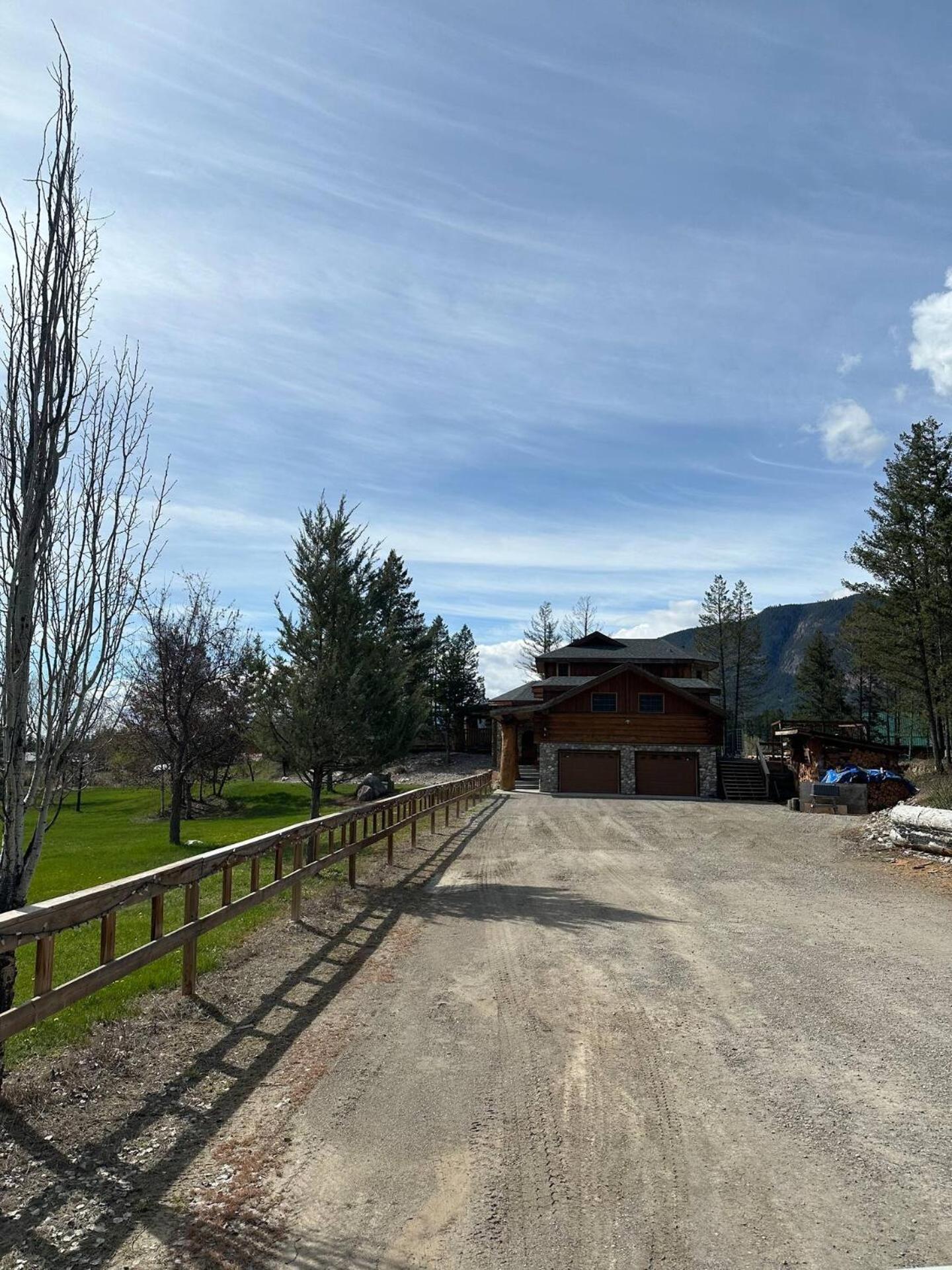Ryders Lodge, Log Home in Edgewater, BC