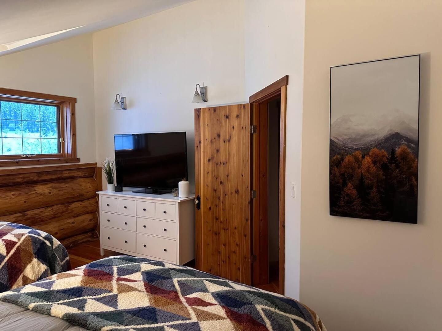 Ryders Lodge, Log Home in Edgewater, BC