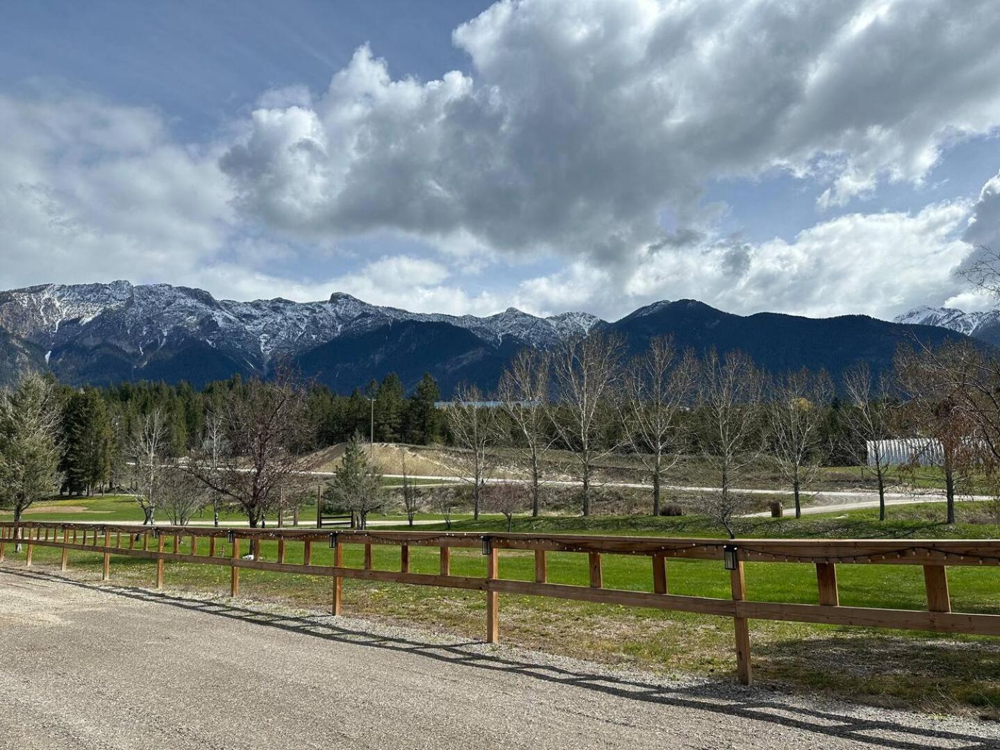 Ryders Lodge, Log Home in Edgewater, BC