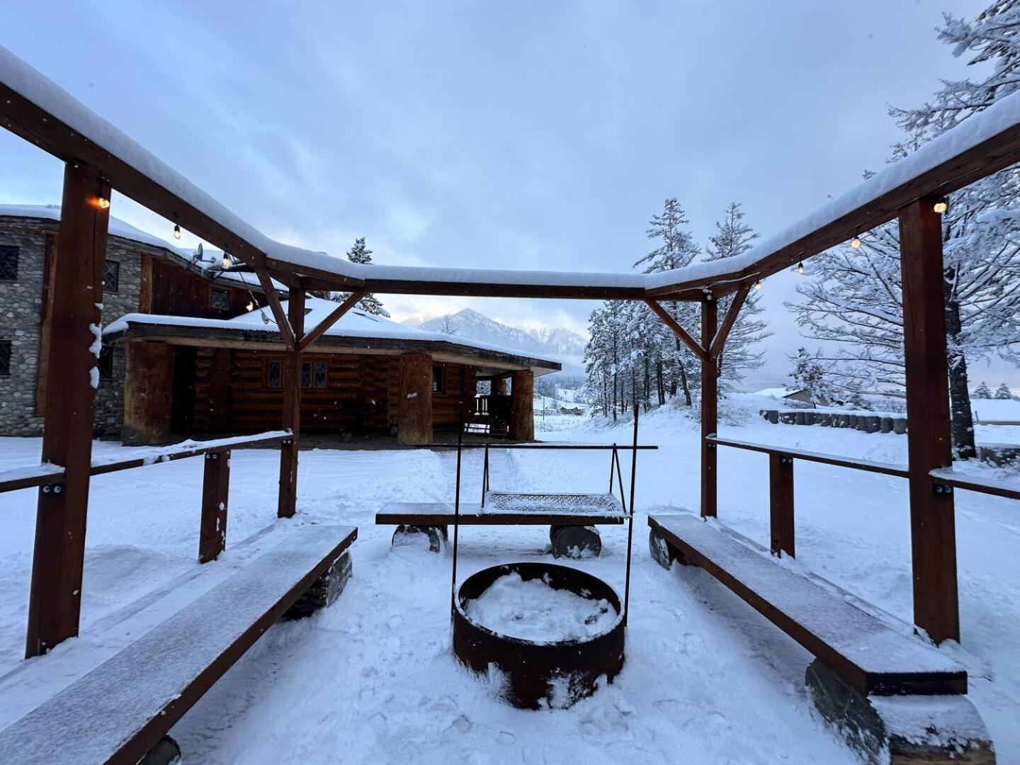 Ryders Lodge, Log Home in Edgewater, BC