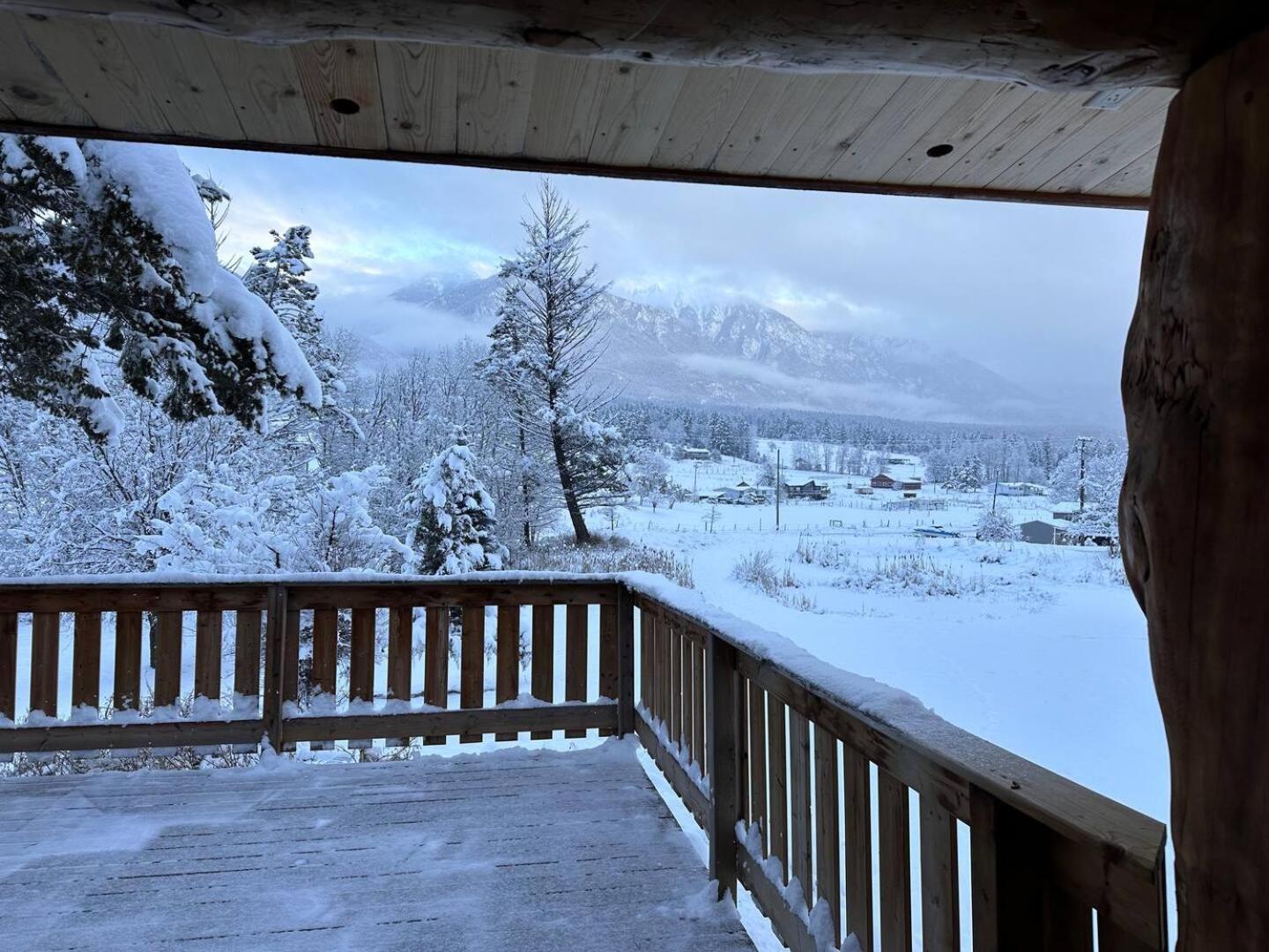 Ryders Lodge, Log Home in Edgewater, BC
