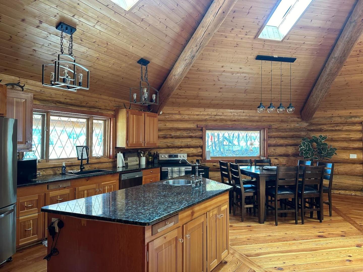 Ryders Lodge, Log Home in Edgewater, BC