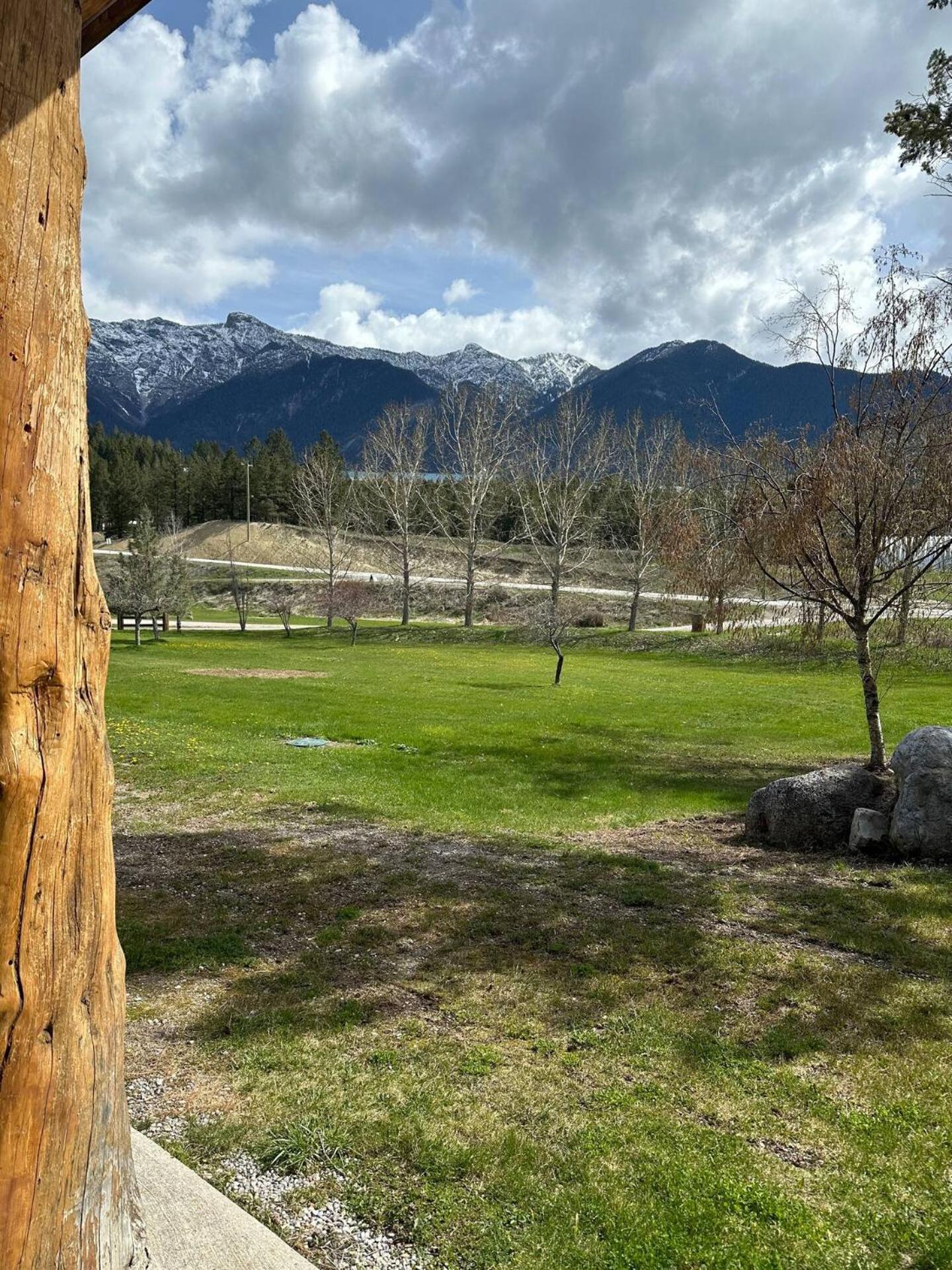 Ryders Lodge, Log Home in Edgewater, BC