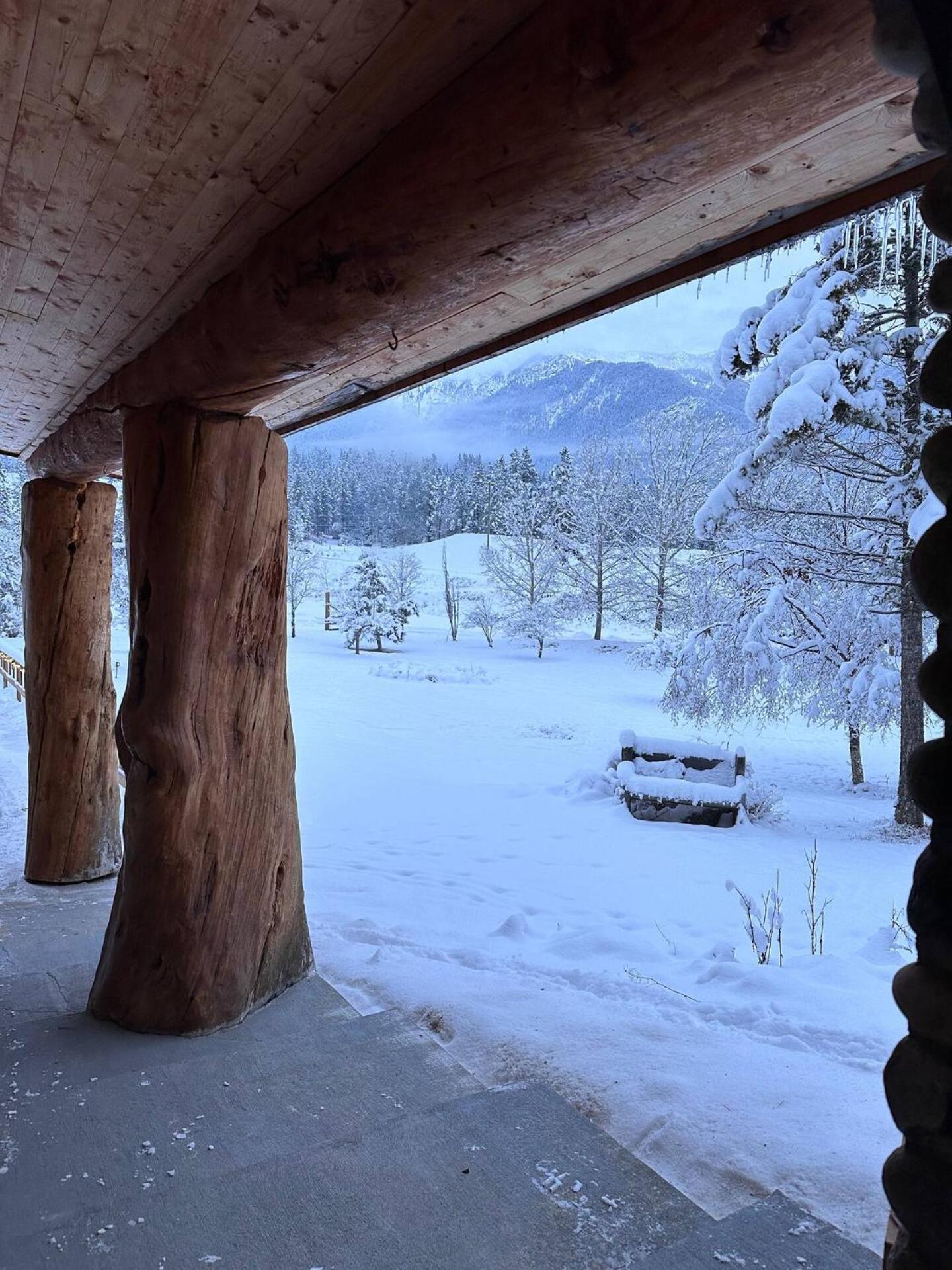 Ryders Lodge, Log Home in Edgewater, BC