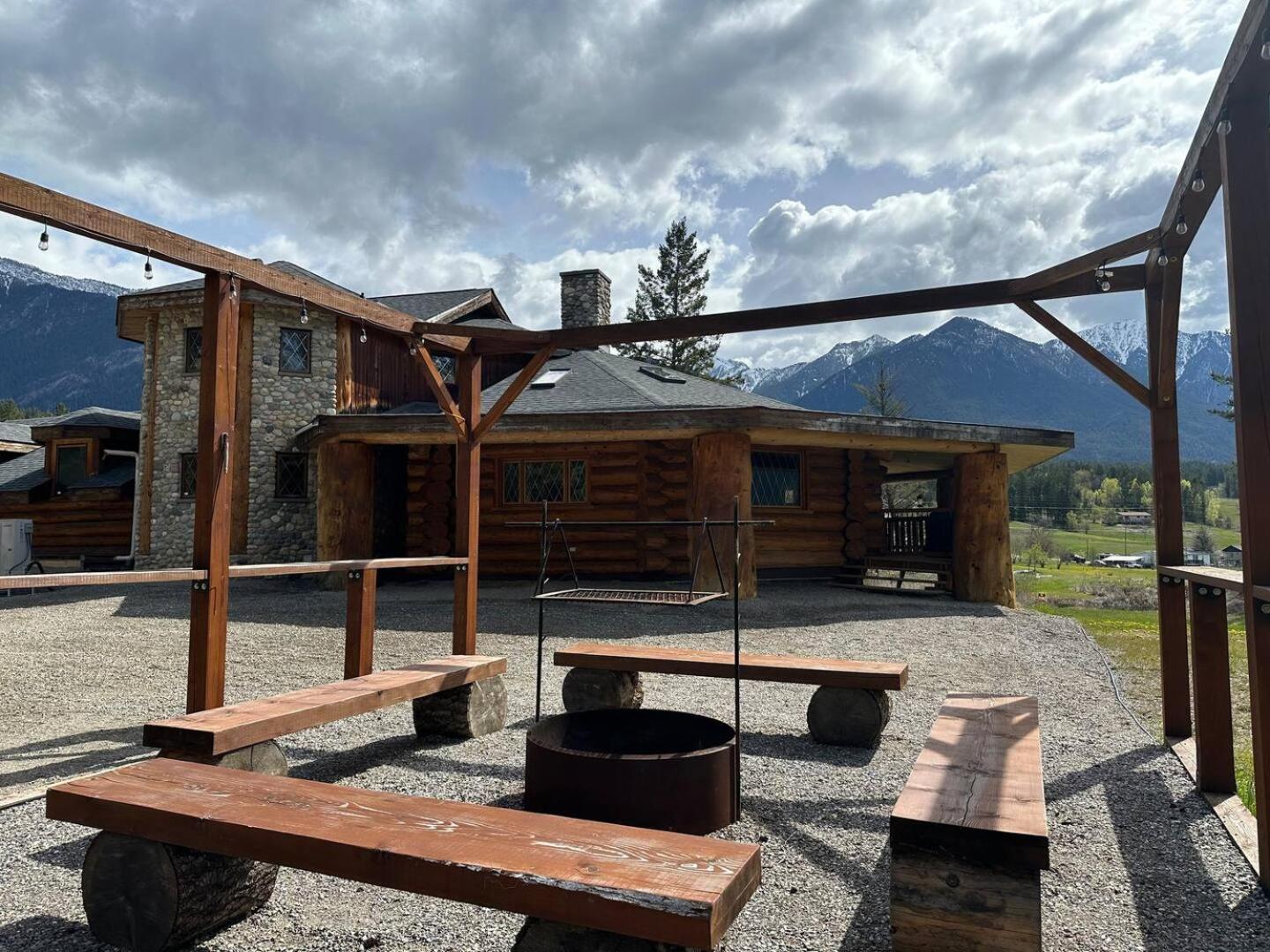 Ryders Lodge, Log Home in Edgewater, BC