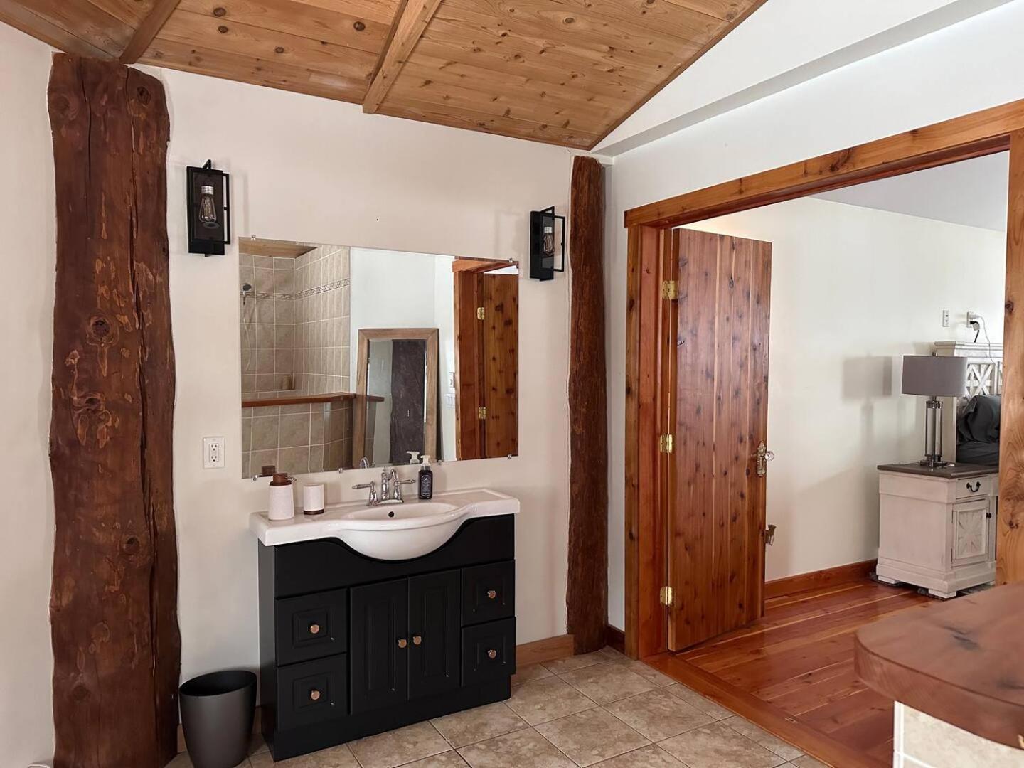 Ryders Lodge, Log Home in Edgewater, BC