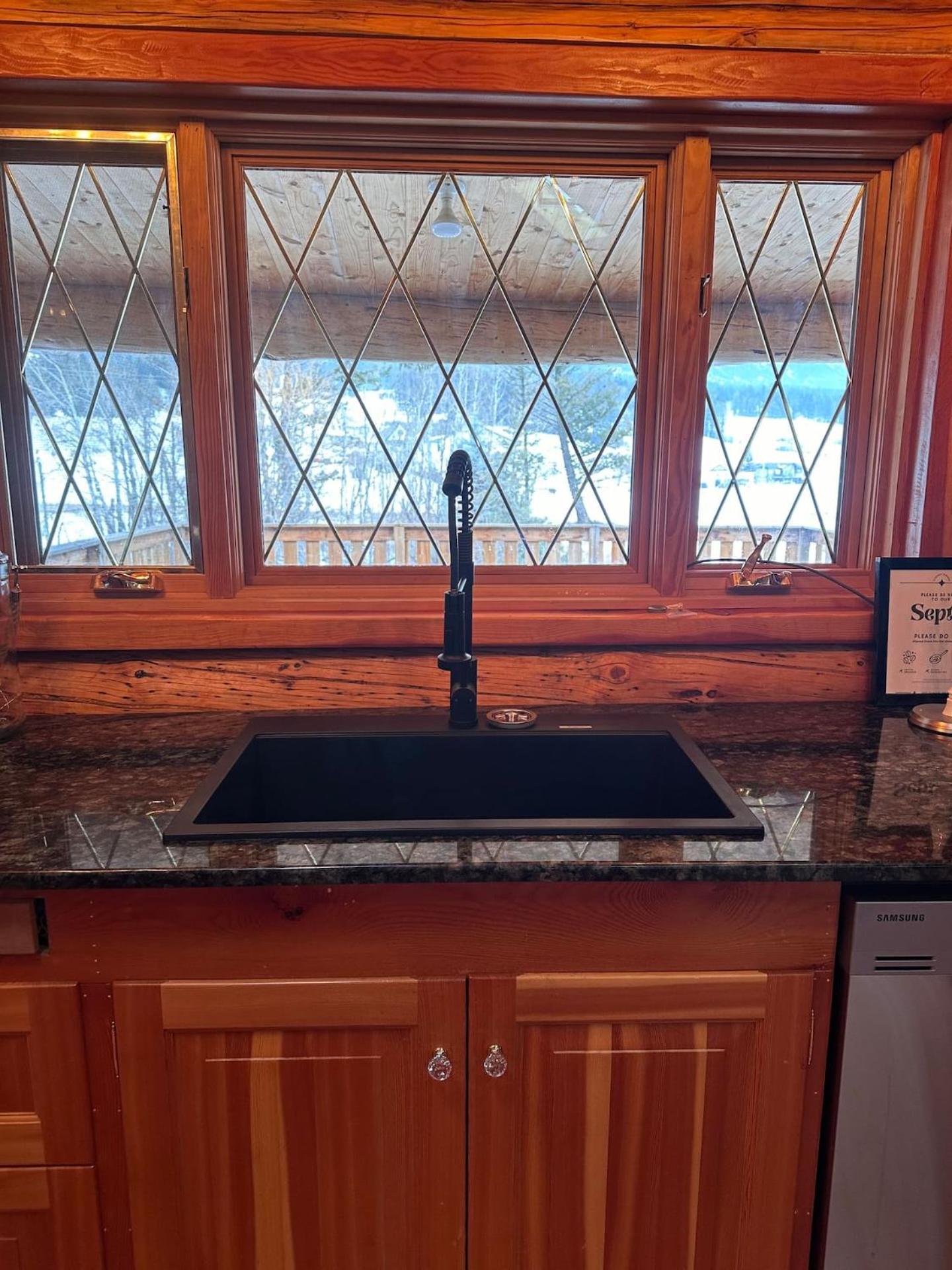 Ryders Lodge, Log Home in Edgewater, BC