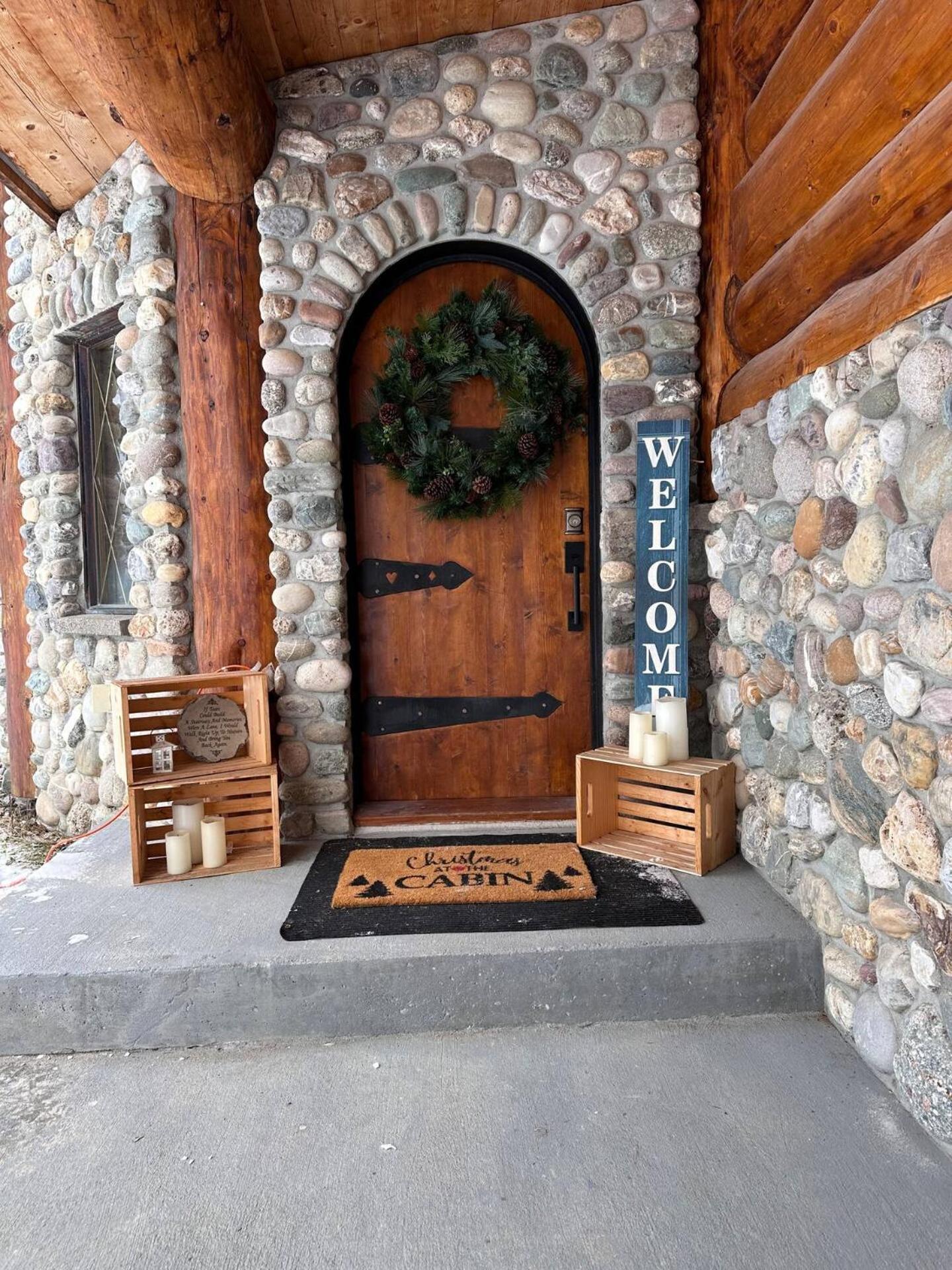 Ryders Lodge, Log Home in Edgewater, BC