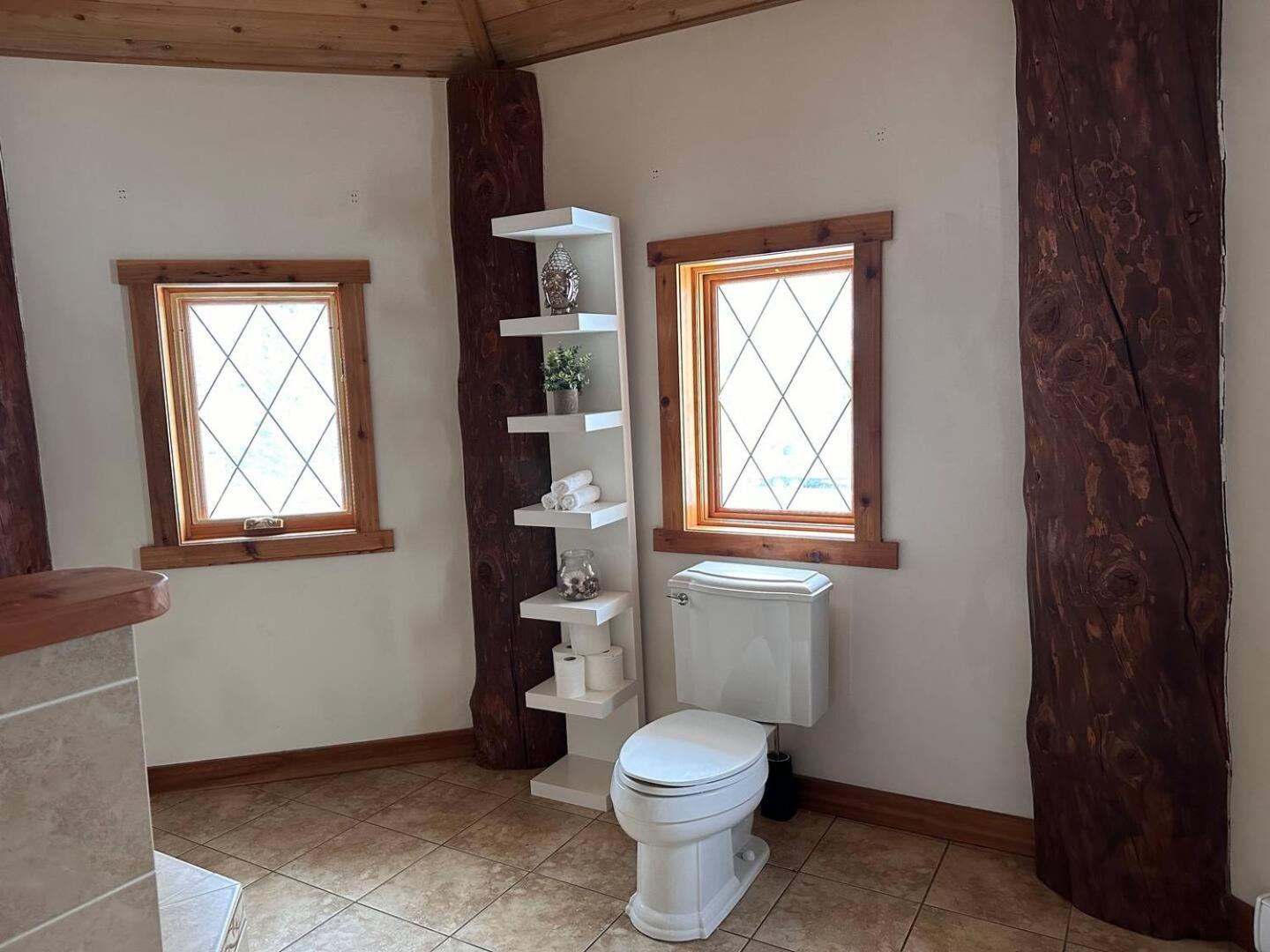 Ryders Lodge, Log Home in Edgewater, BC