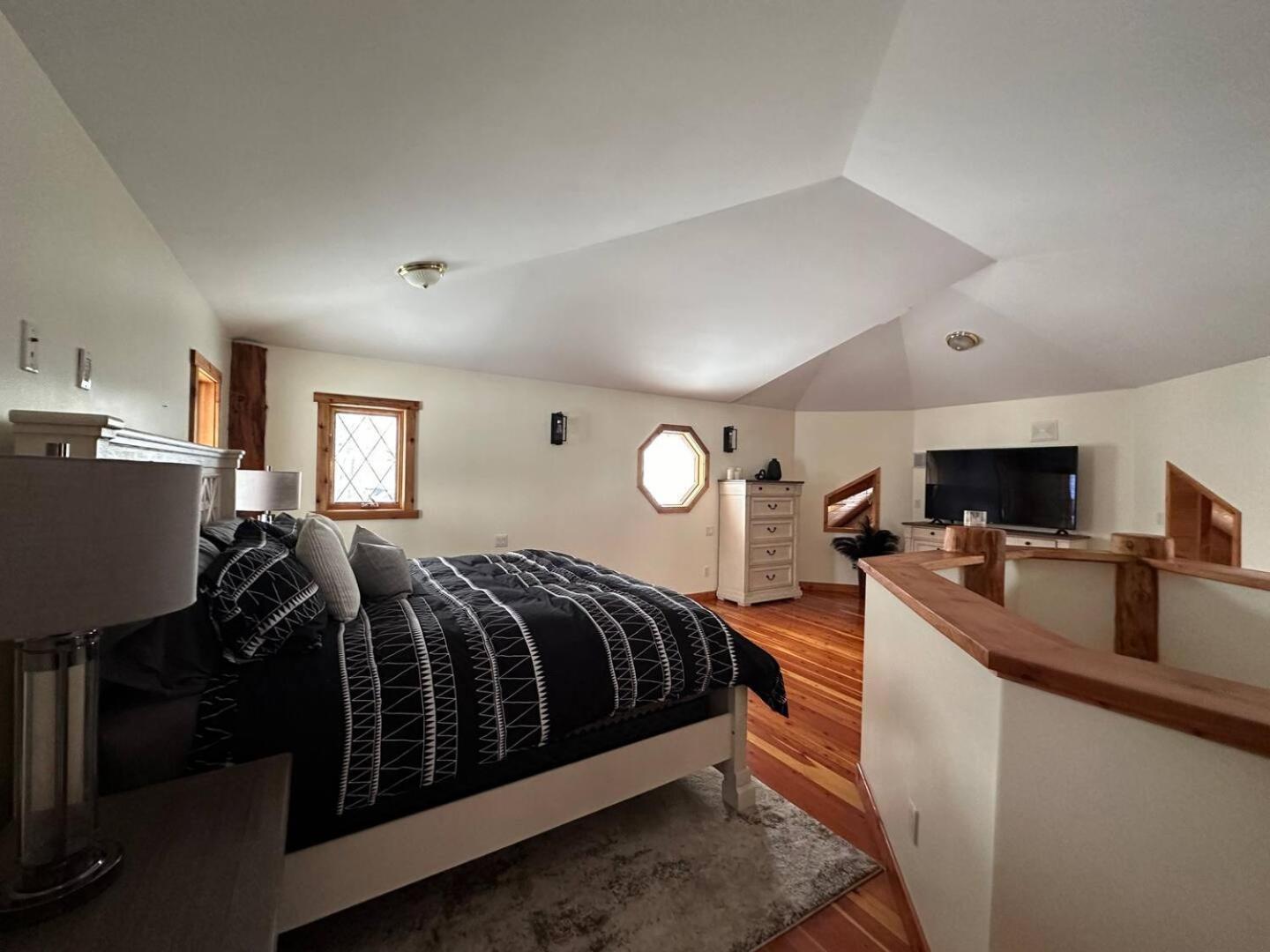Ryders Lodge, Log Home in Edgewater, BC