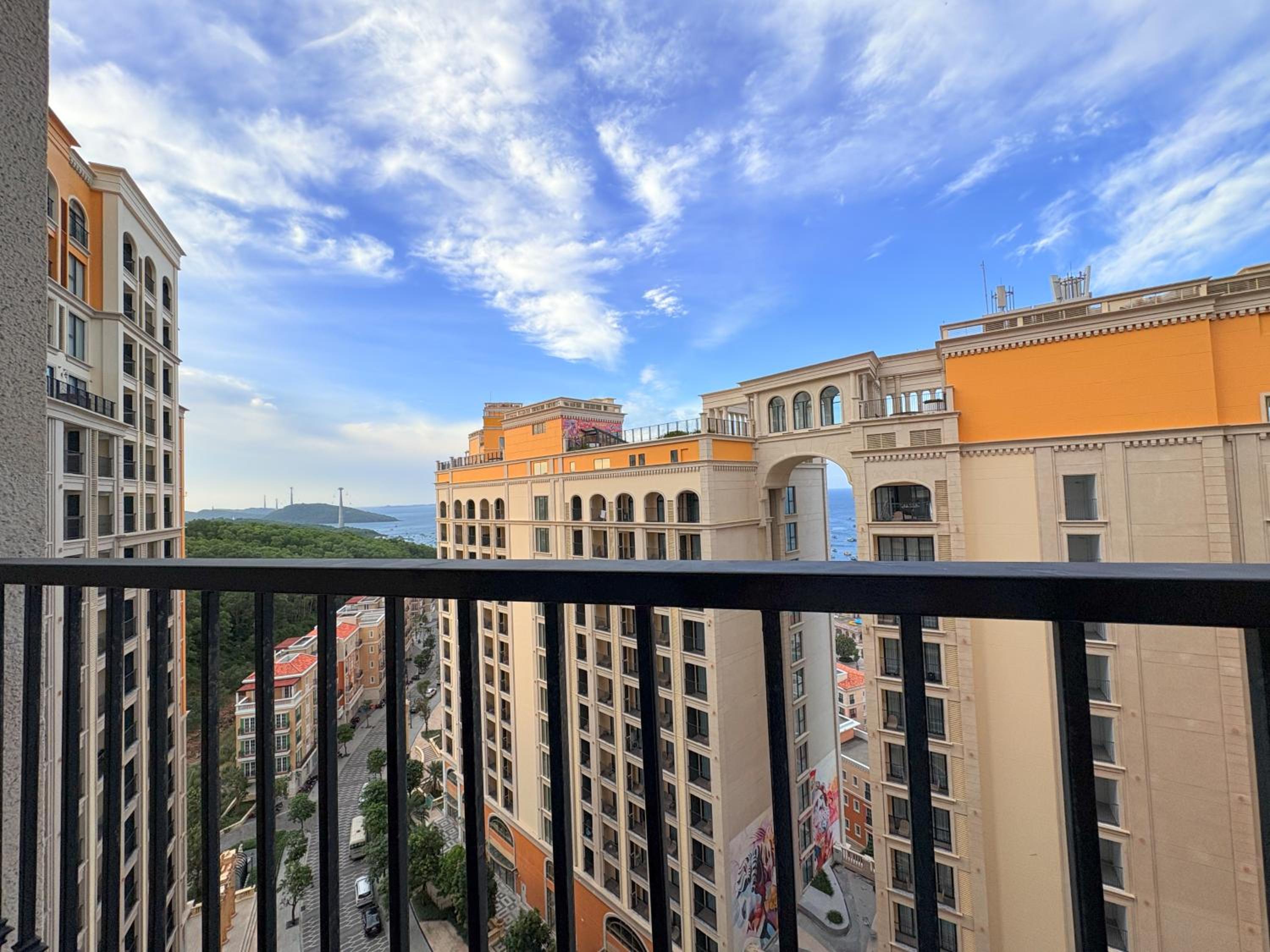 Seaside Fireworks Apartment Free Gym & Pool view 2