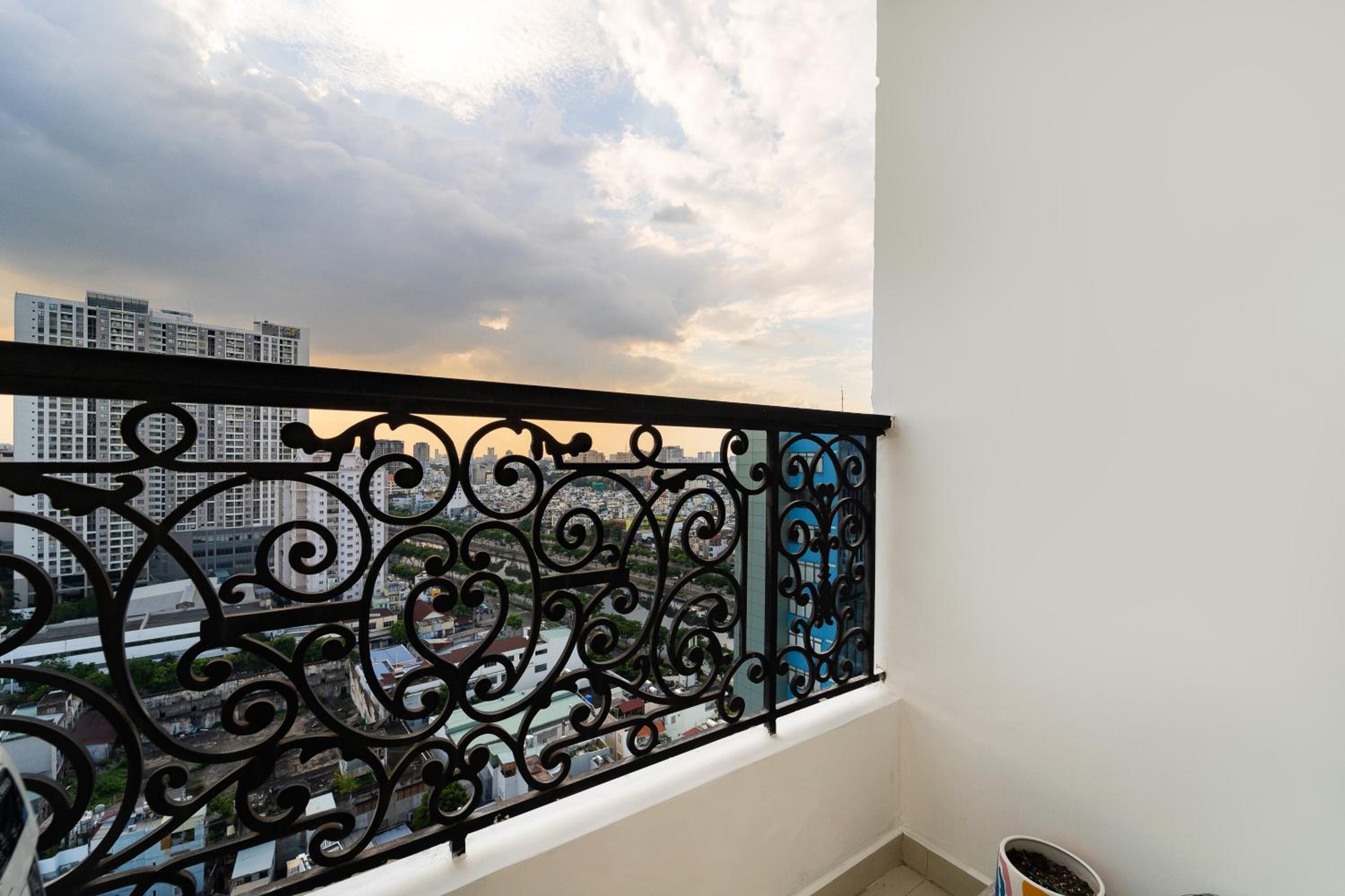 Spacious 4BR apat at Saigon Centre with pool, supermarket, view