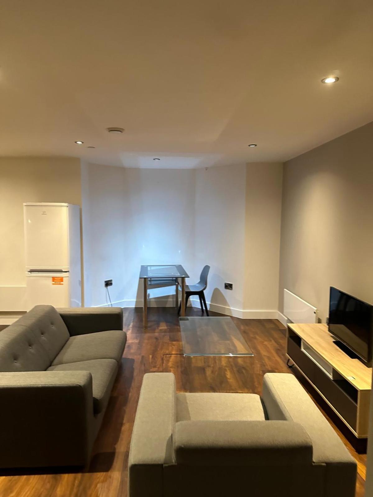 2 bed spacious flat - Canal view