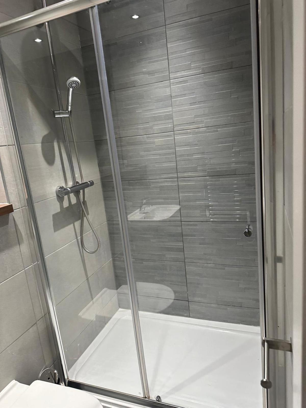 2 bed spacious flat - Canal view