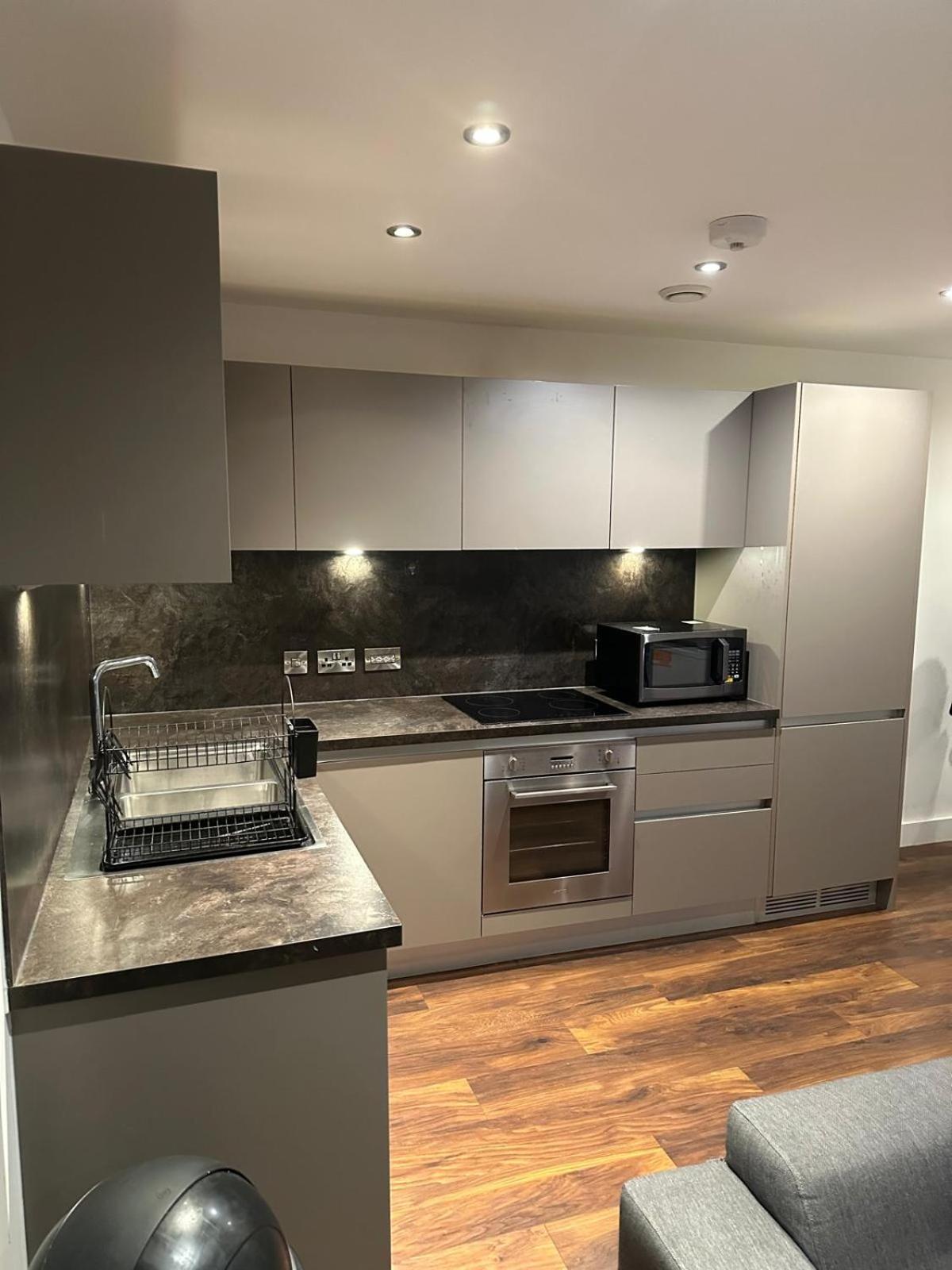 2 bed spacious flat - Canal view