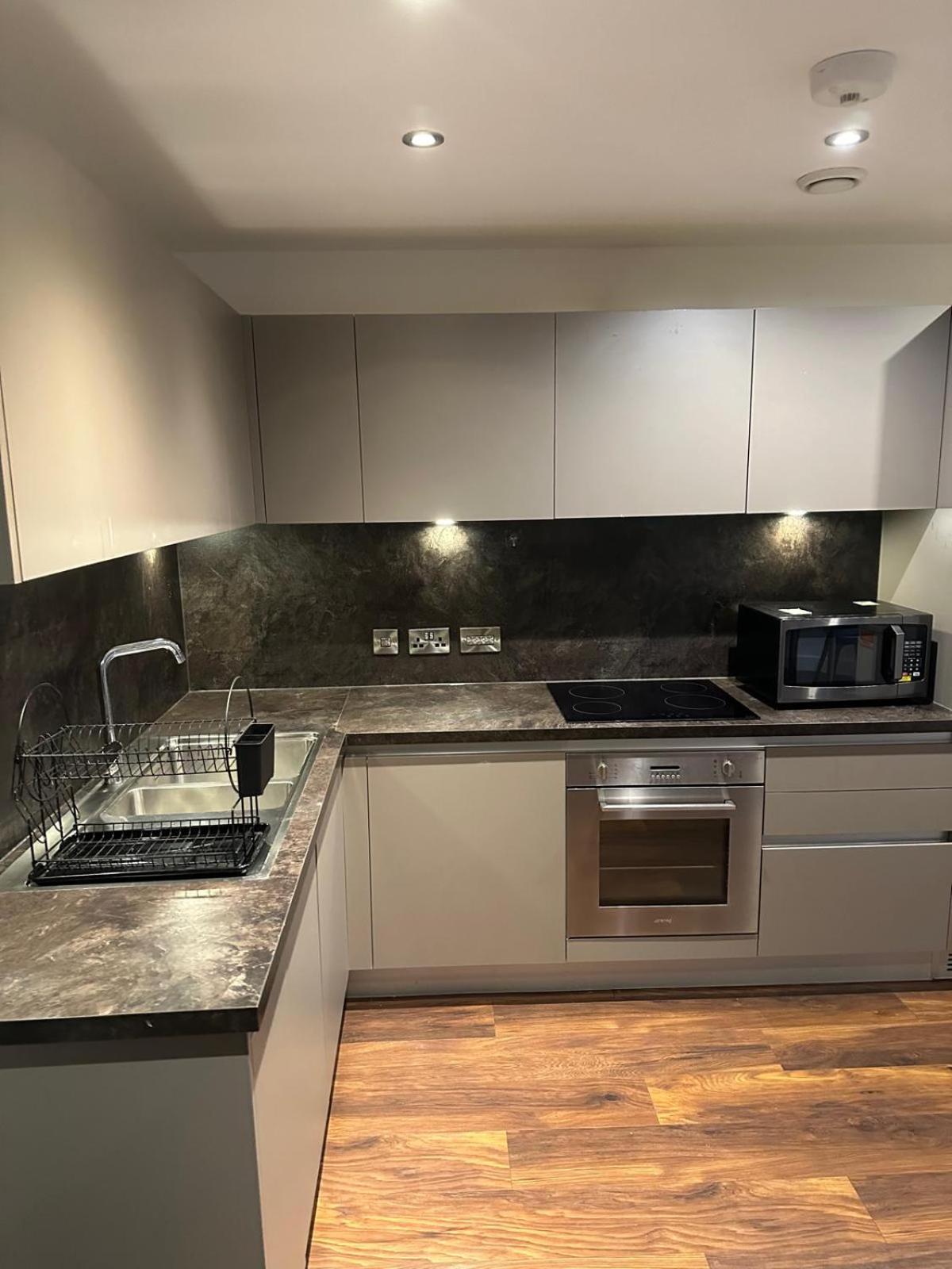 2 bed spacious flat - Canal view